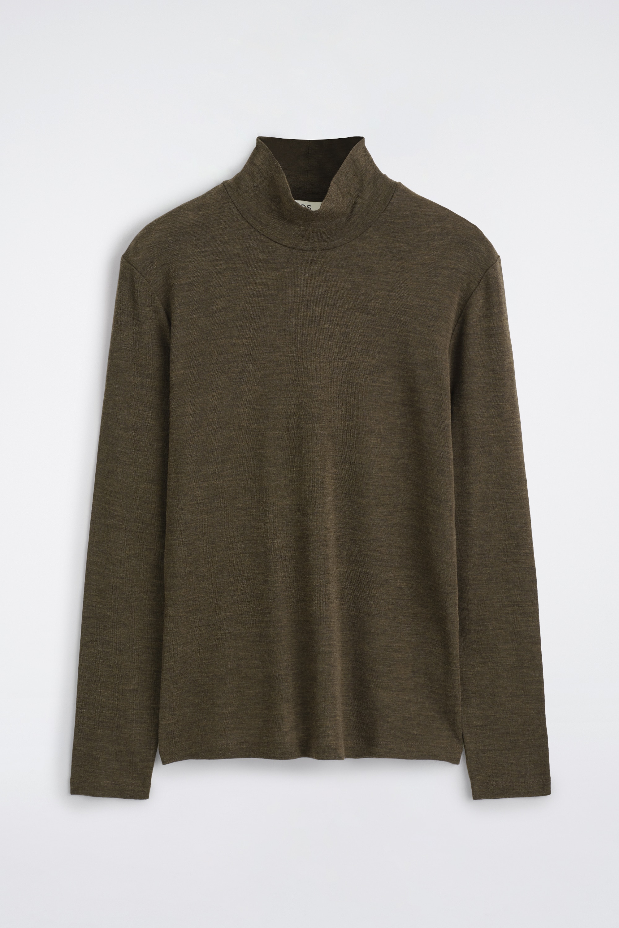 Un top slim-fit in jersey di lana con collo alto color verde oliva Ã¨ indossato dalla modella, mettendo in risalto il suo collo alto, le maniche lunghe e la trama fine. Il top Ã¨ indossato senza essere rimboccato e abbinato a pantaloni neri.