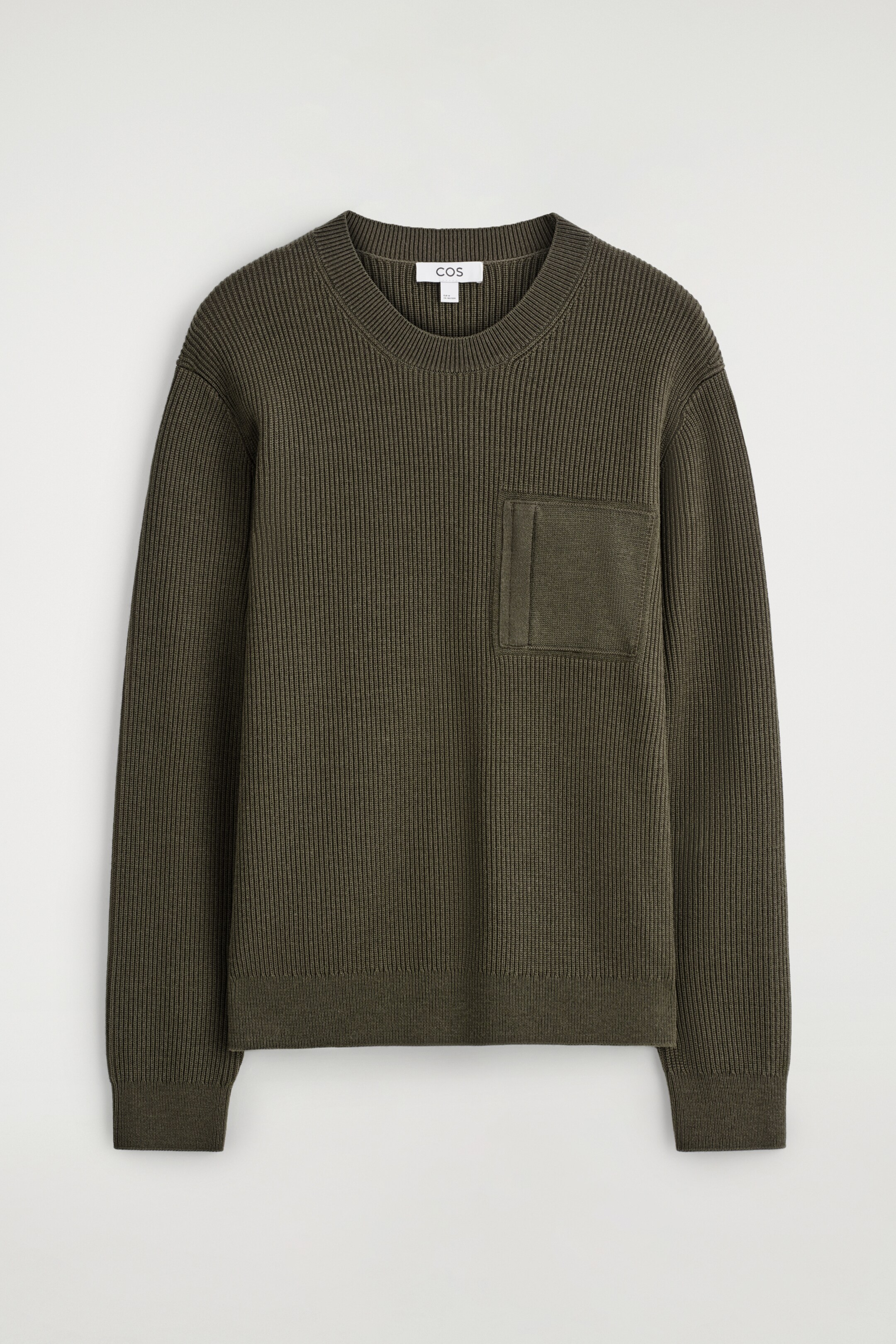 Agrandir l'image: Un pull en maille côtelée vert olive foncé est présenté de face, avec un col rond, des manches longues avec des poignets côtelés, un ourlet côtelé et une poche plaquée rectangulaire avec une couture verticale sur la poitrine gauche.