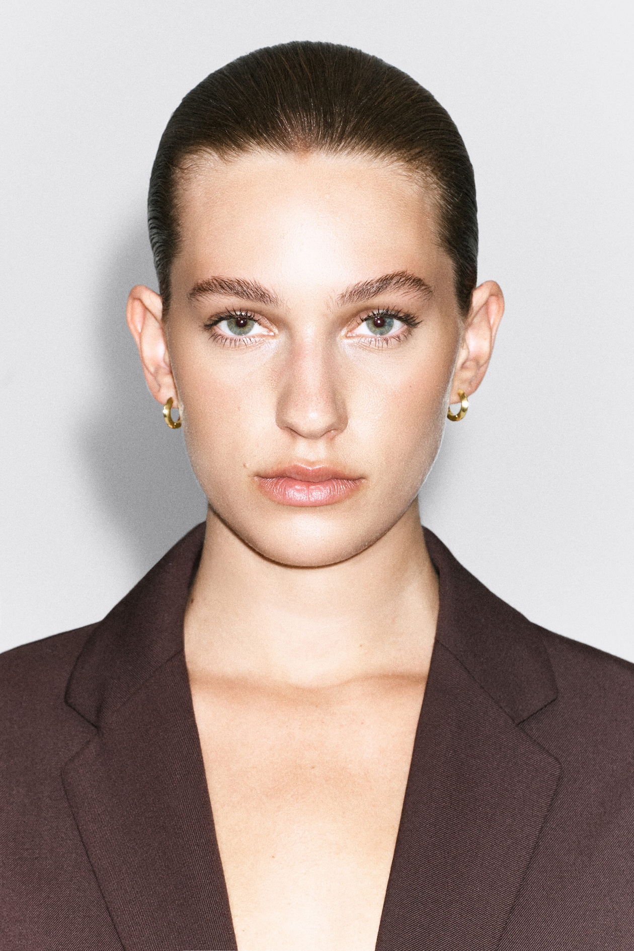 FACETED MINI HOOP EARRINGS — GOLD