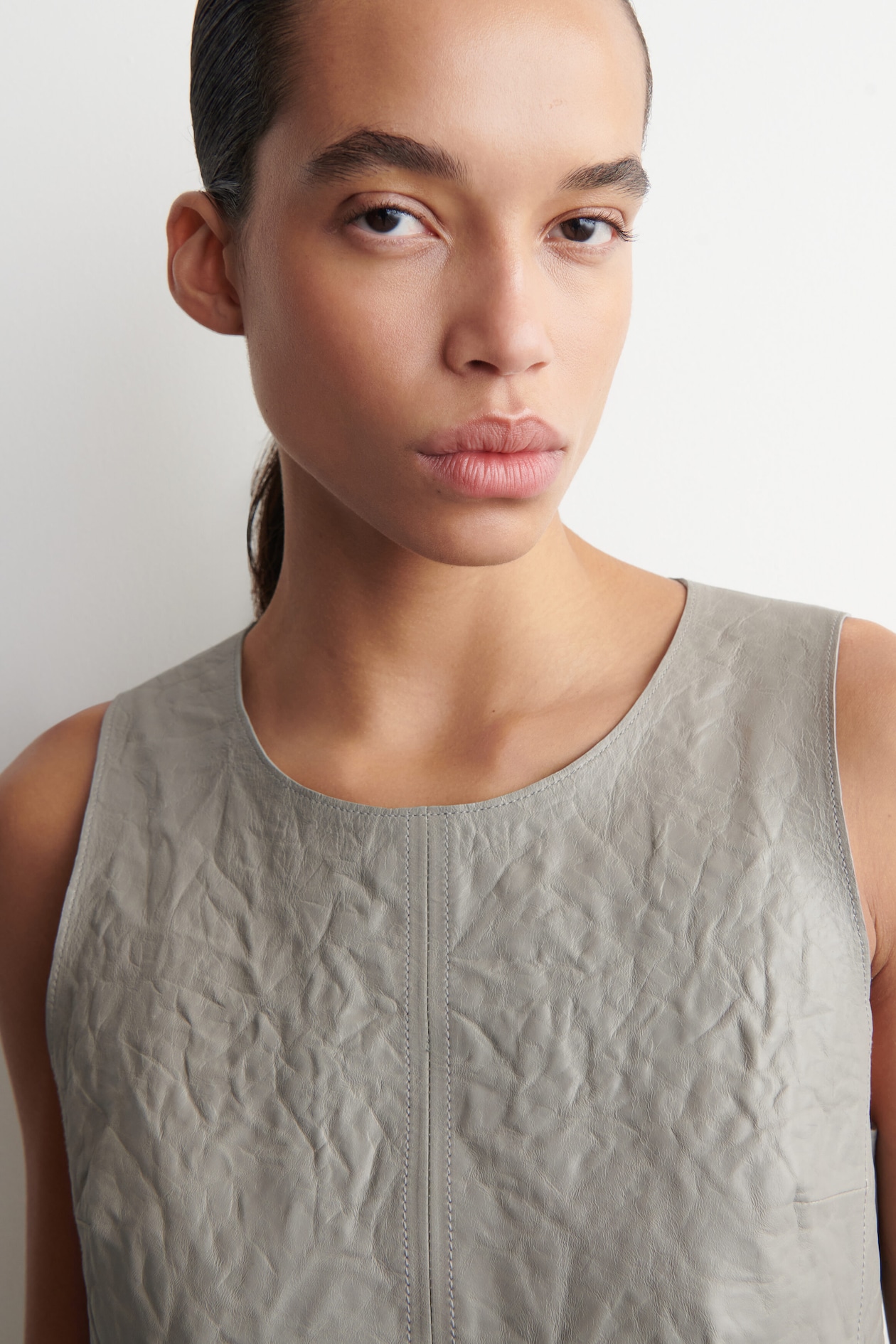 TEXTURED-LEATHER SHIFT DRESS — DOVE GRAY
