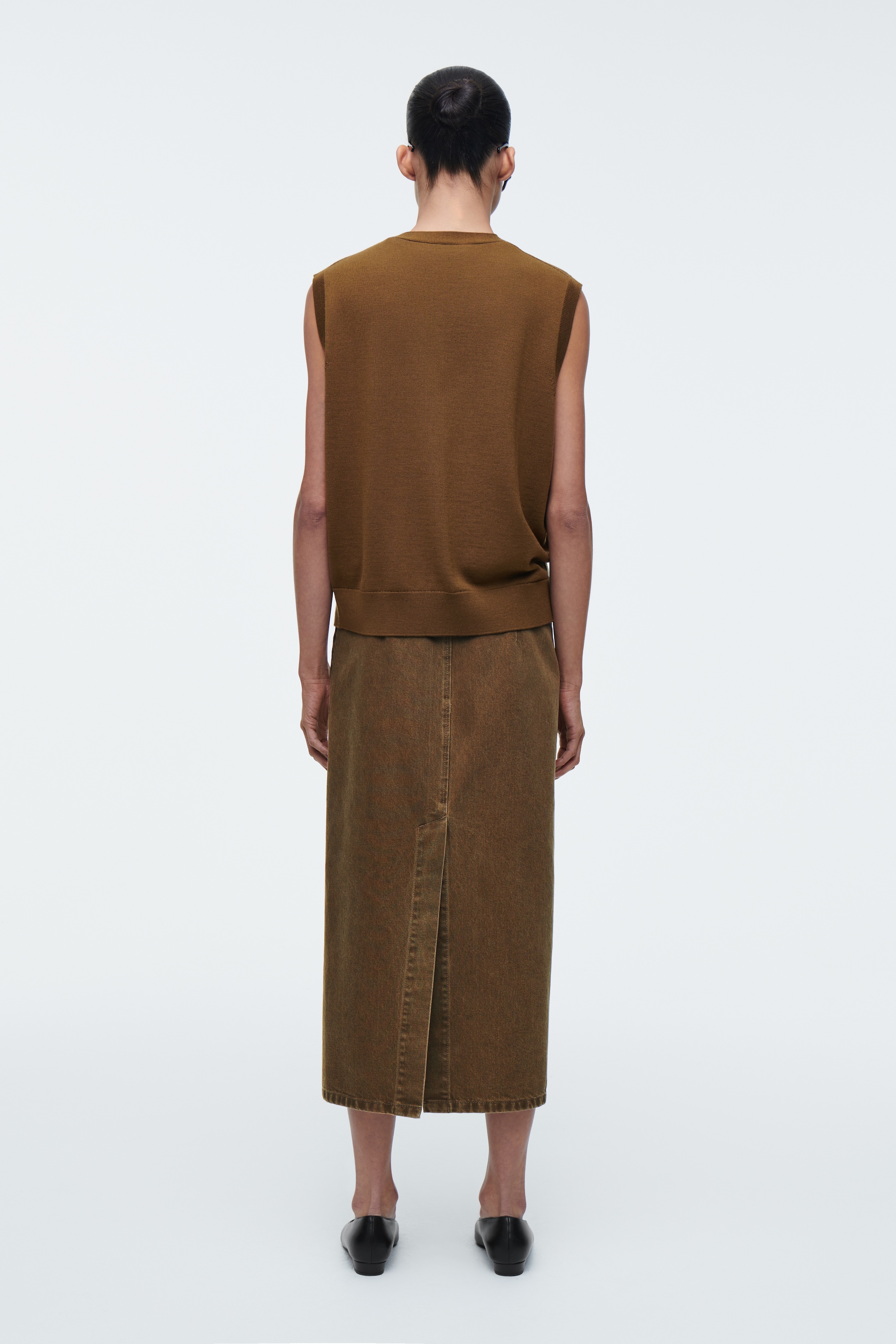 Ver imagen más grande: CHALECO DE LANA MERINO CUELLO DE PICO - MARRÓN - MUJER | H&M ES 5
