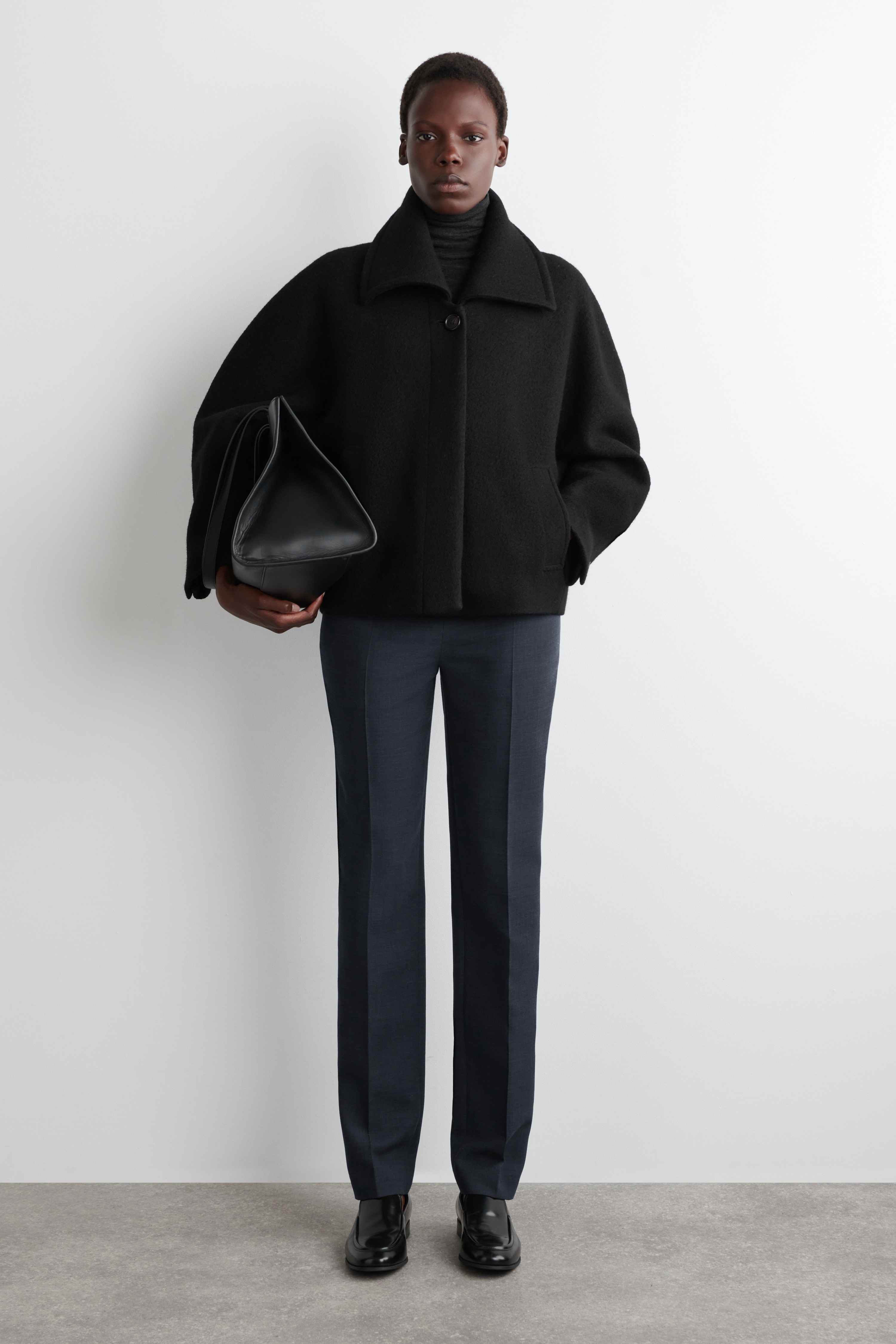 JACHETĂ SCURTĂ OVERSIZED DIN LÂNĂ FIERBĂȚĂ - NEGRU