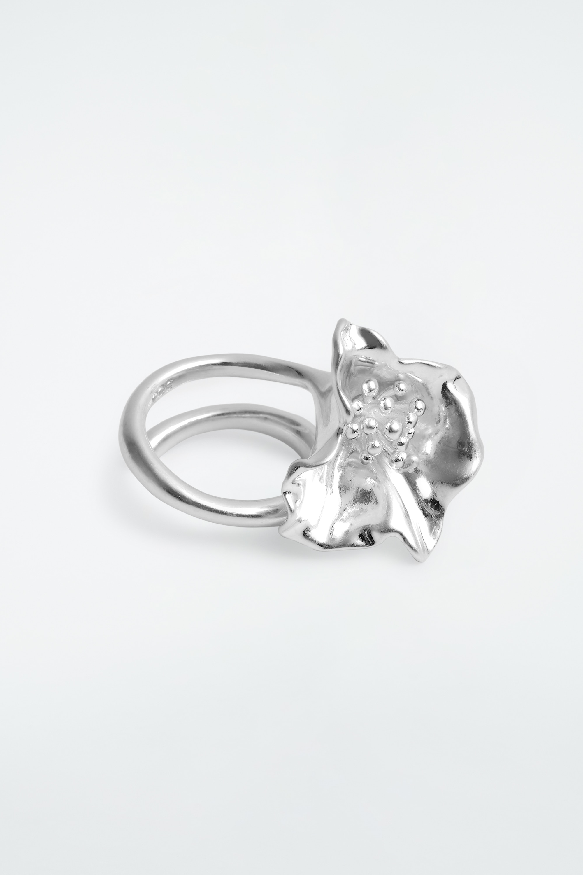 RING MIT FLORALEM ELEMENT - SILBER