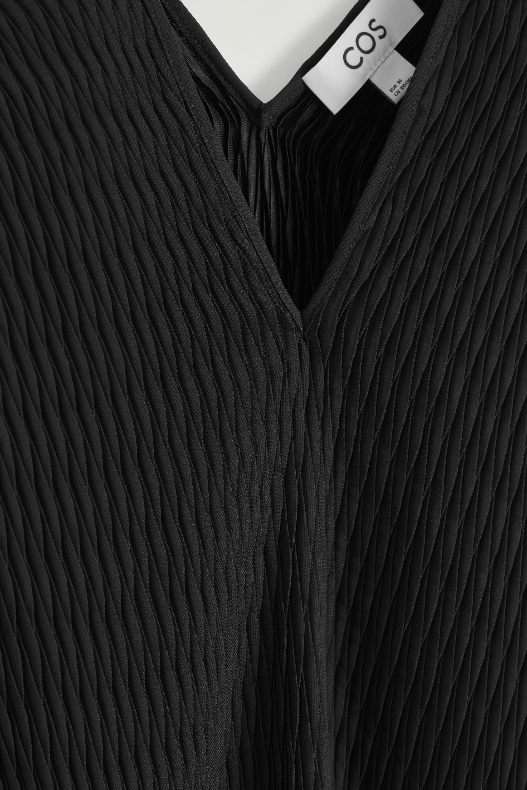 PLEATED V-NECK TOP - BLACK | COS CH