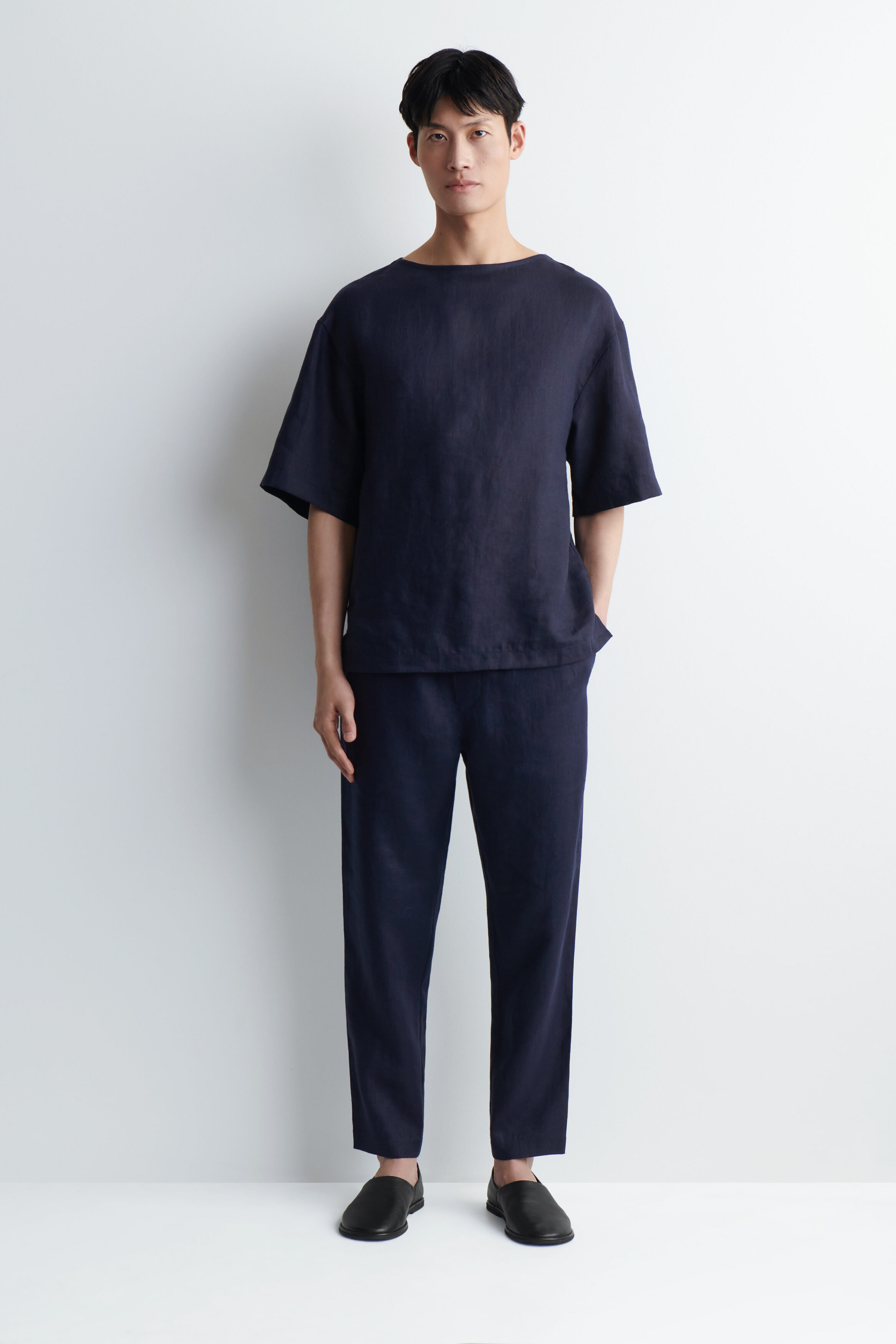ELASTICIZED LINEN REGULAR-FIT TAPERED PANTS - NAVY | COS US