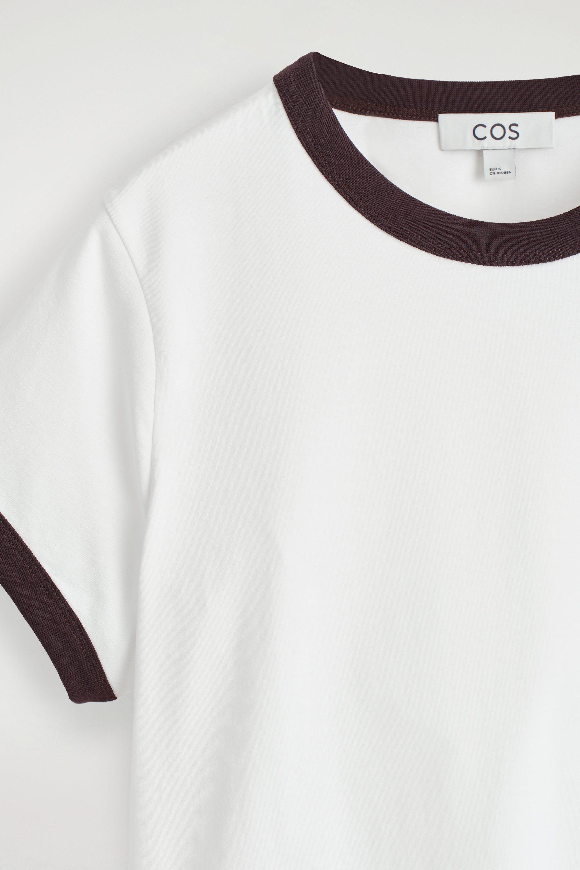 SHRUNKEN RINGER T-SHIRT - WHITE / BLACK | COS