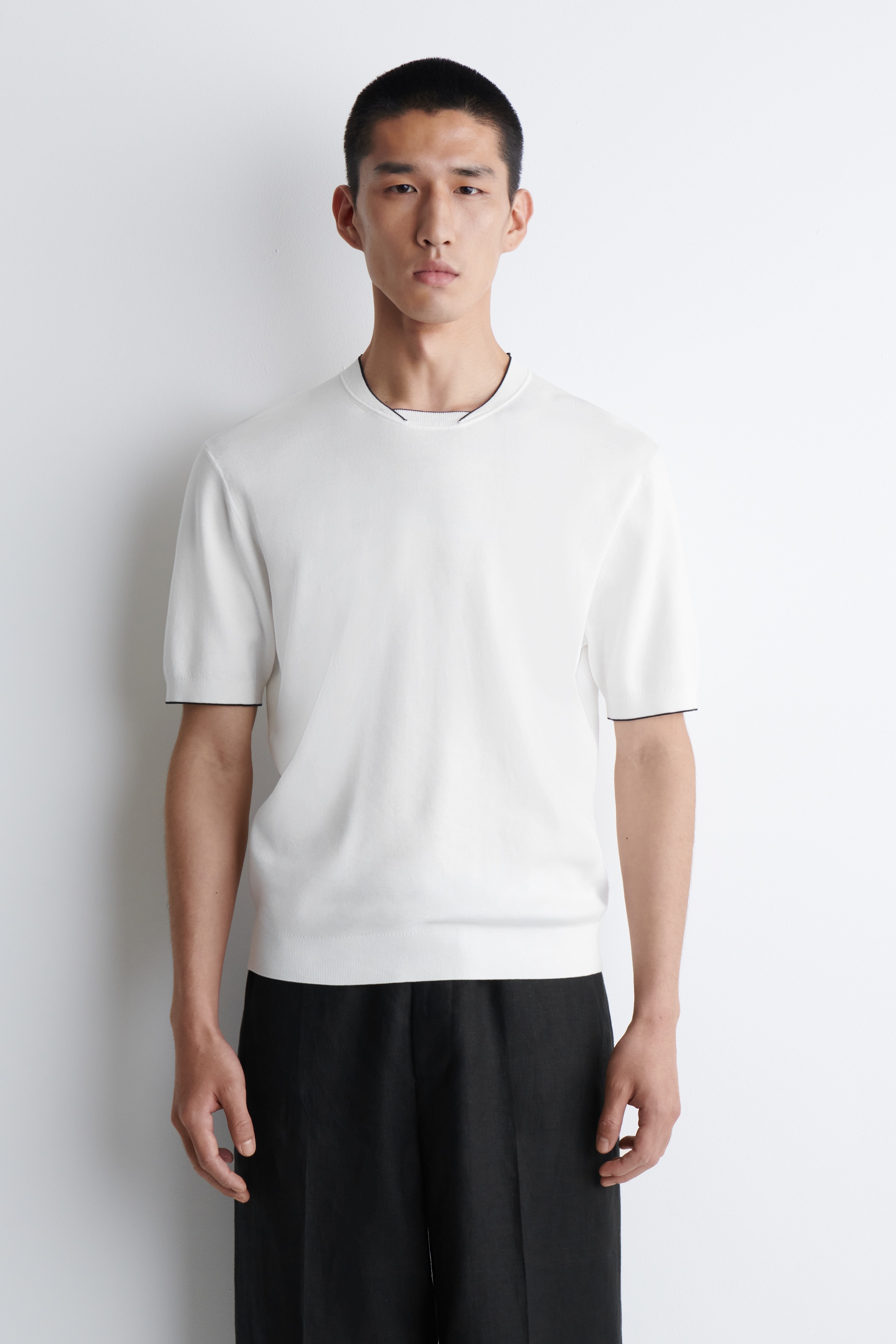Visa större bild: T-SHIRT MED KONTRASTKANTER - VIT - HERR | H&M SE 1