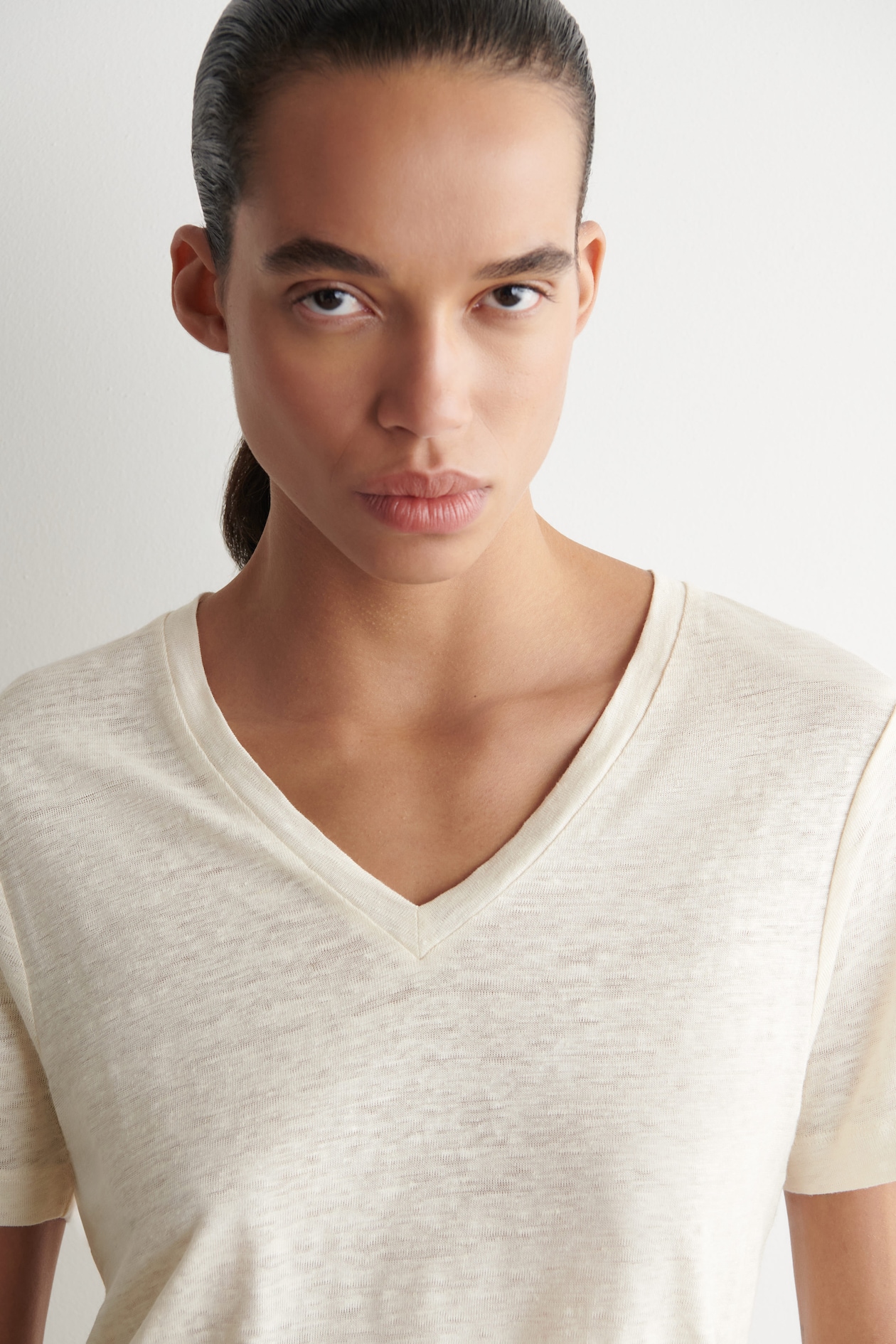V-NECK LINEN T-SHIRT — IVORY