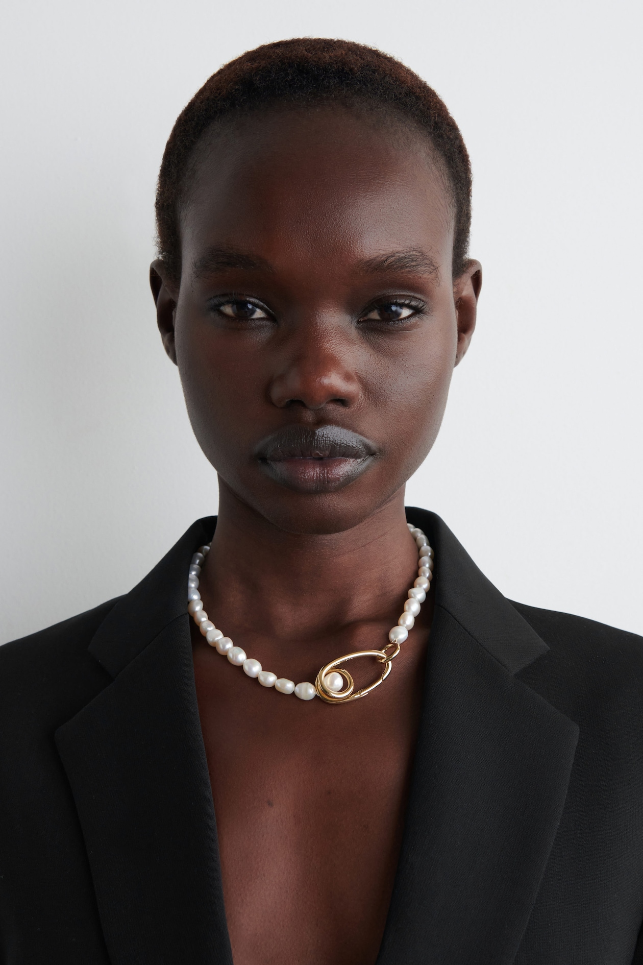 COILED FRESHWATER PEARL NECKLACE - GOLD / PEARL | COS