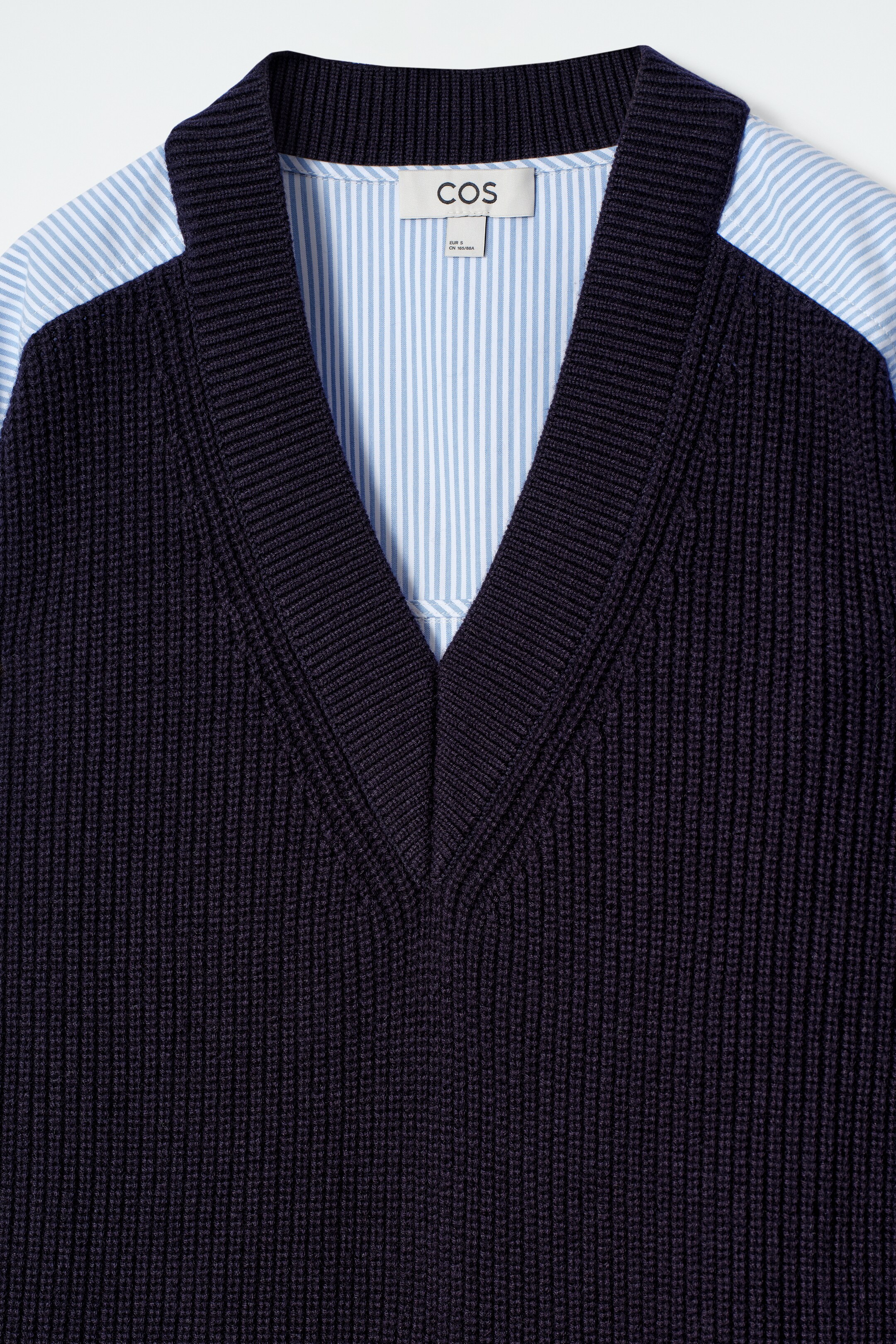 Grotere afbeelding bekijken: GEDECONSTRUEERDE POPLIN-PANELEN WOLLEN TRUI - MARINE / GESTREEPT - DAMES | H&M BE 8