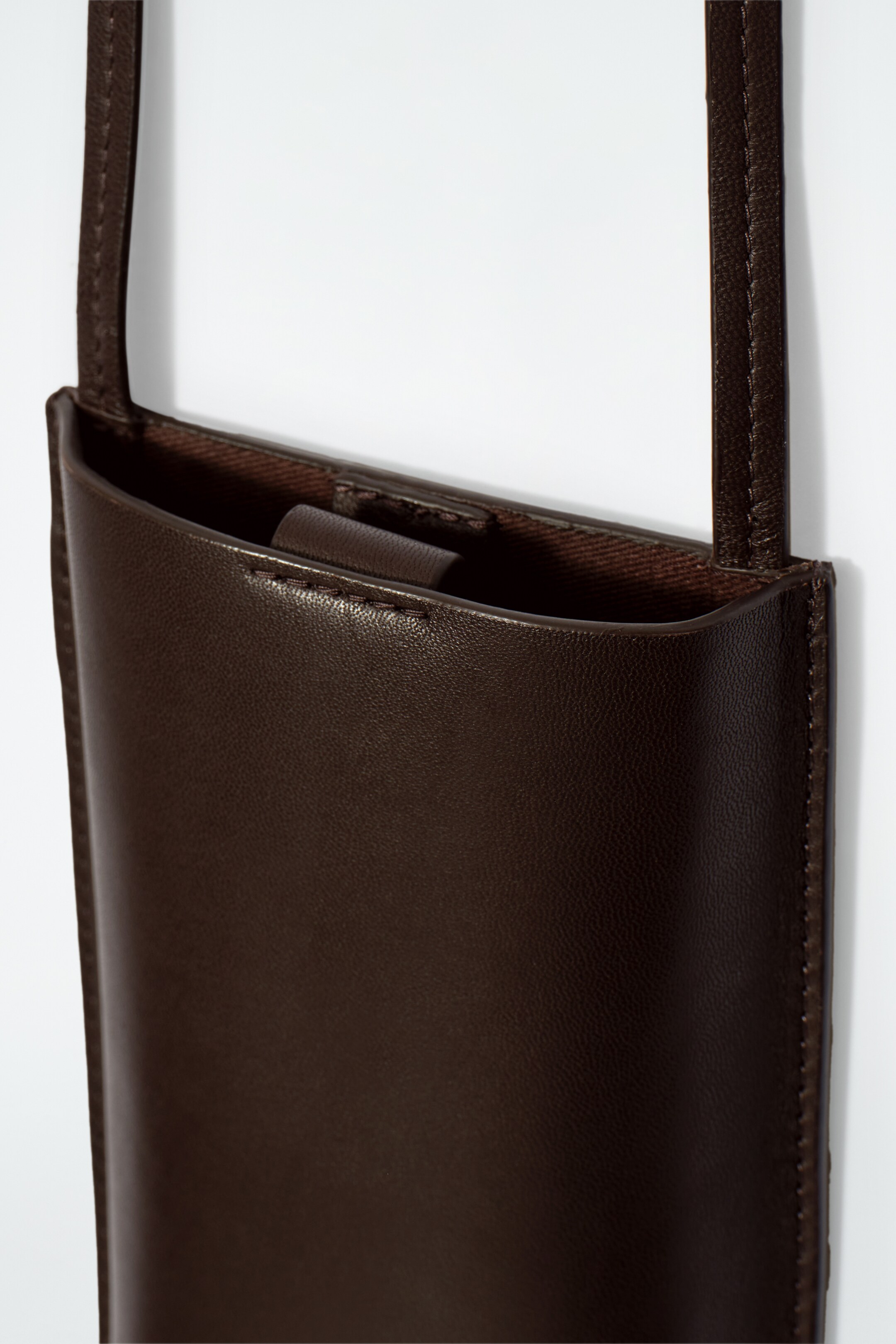 Ingrandisci l'immagine: CROSSBODY PHONE POUCH - LEATHER - CHESTNUT - DONNA | H&M CH 5
