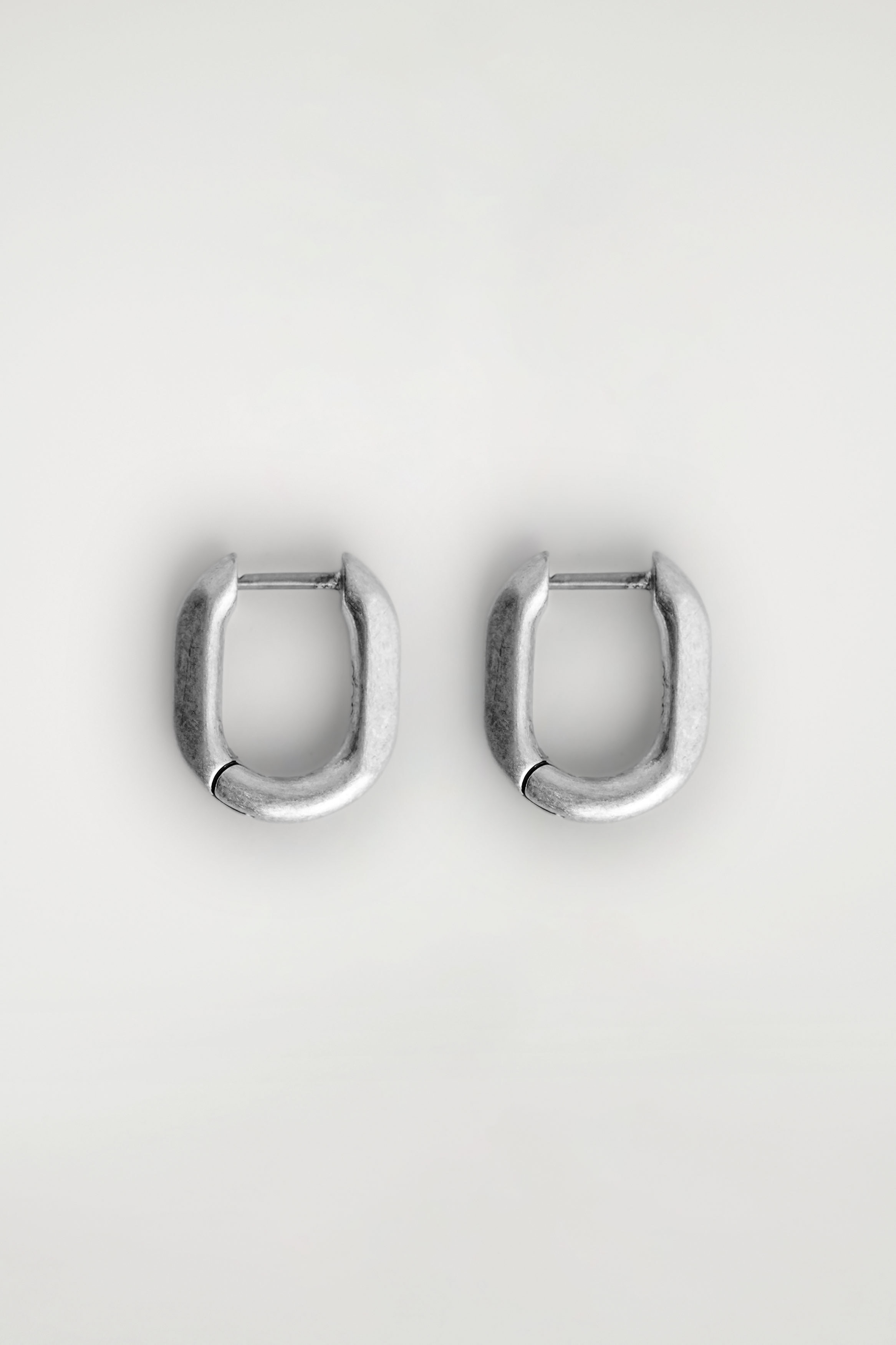 FACETED HUGGIE HOOP EARRINGS - SILVER | COS