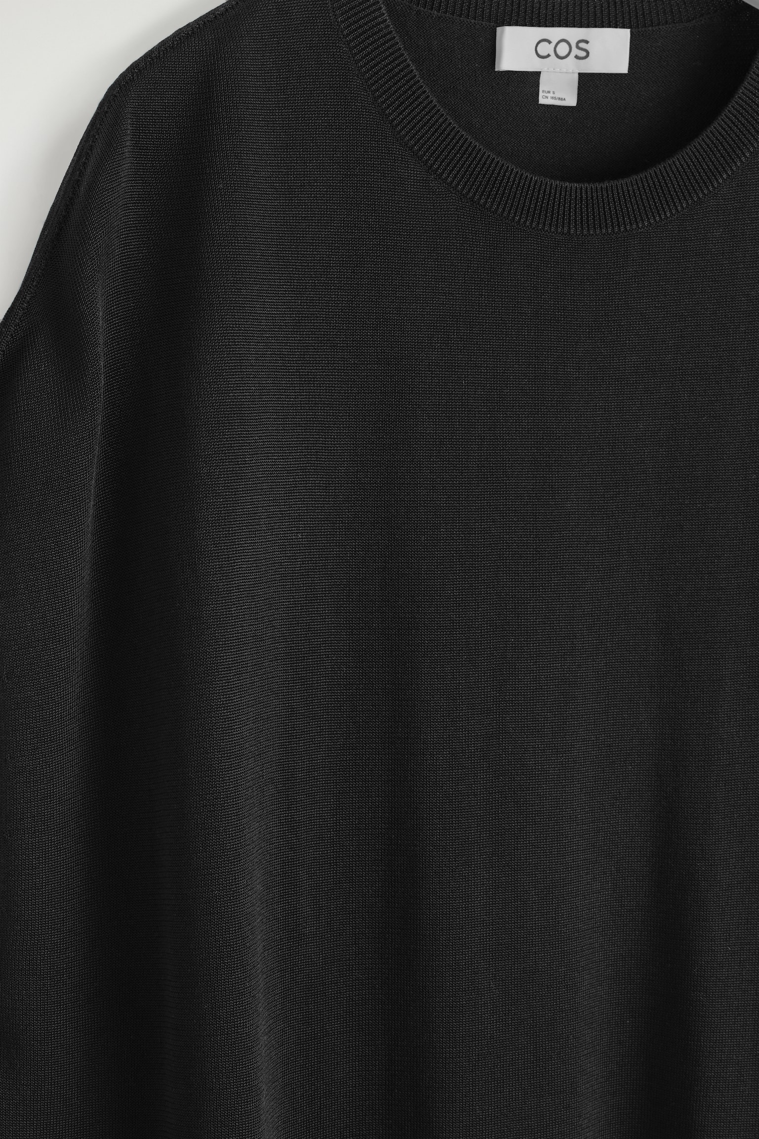 VESTIDO DE PUNTO DE CORTE REDONDEADO - NEGRO/BLANCO - 5