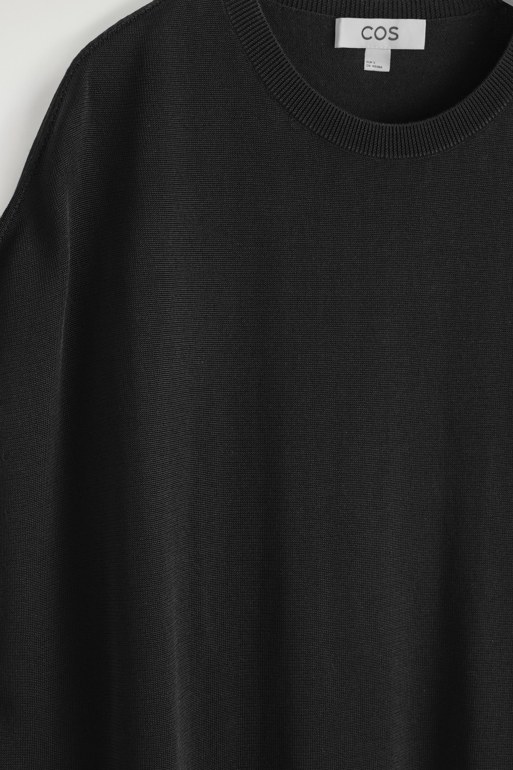 Grösseres Bild ansehen: RUND GESCHNITTENES STRICKKLEID - SCHWARZ - DAMEN | H&M CH 8