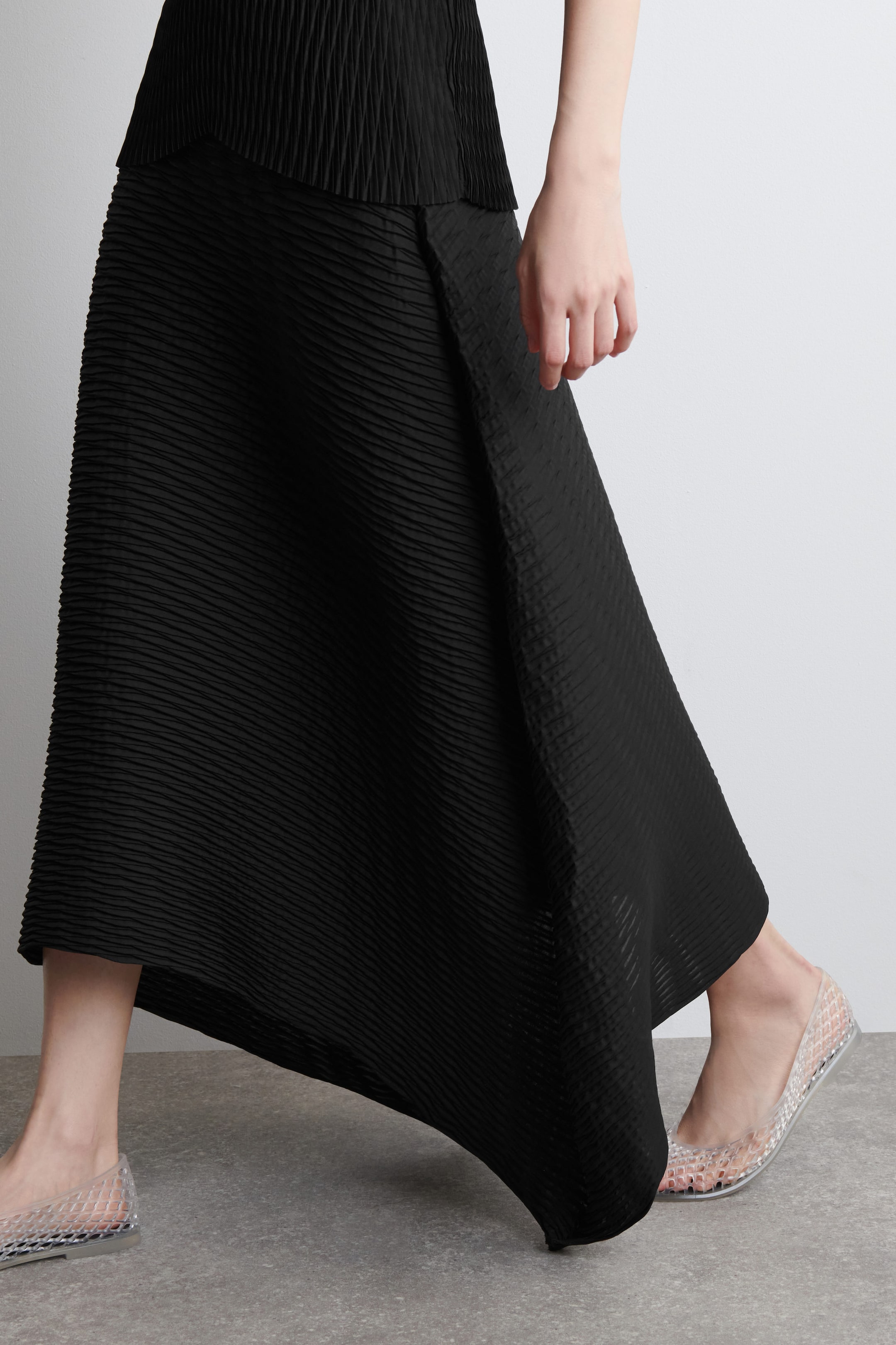 VOLUMINOUS PLEATED MIDI SKIRT
