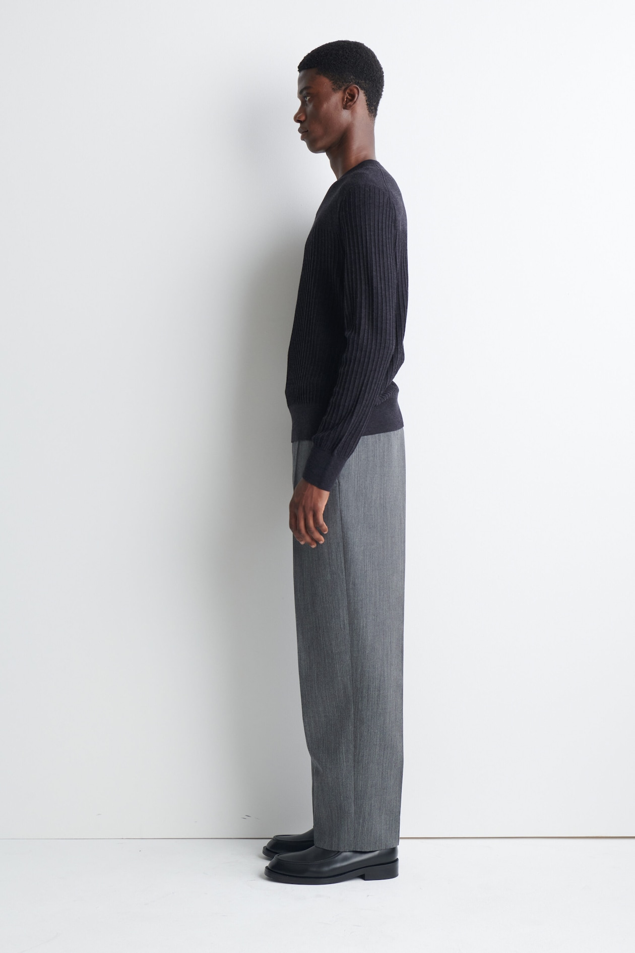 RIBBED FINE MERINO WOOL V-NECK SWEATER — BITTER CHOCOLATE