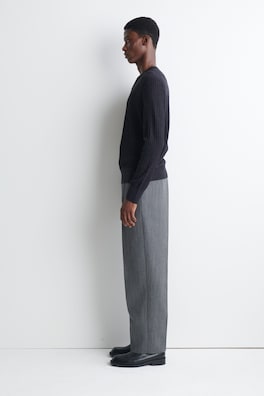 RIBBED FINE MERINO WOOL V-NECK SWEATER — BITTER CHOCOLATE 3