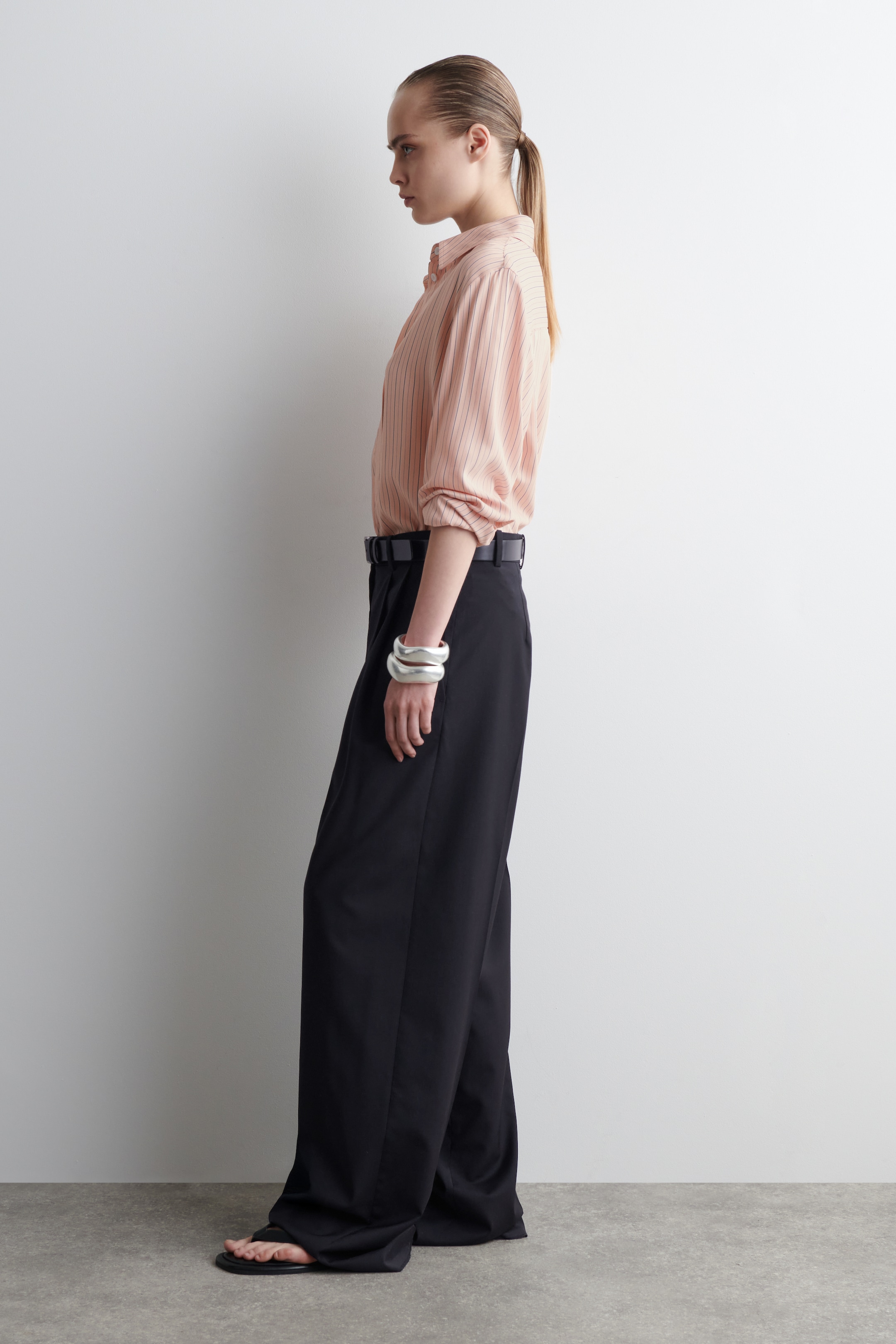 Visa större bild: LEDIG RANDIG SKJORTA - ROSA / KRITSTRECKSRANDIG - DAM | H&M SE 2