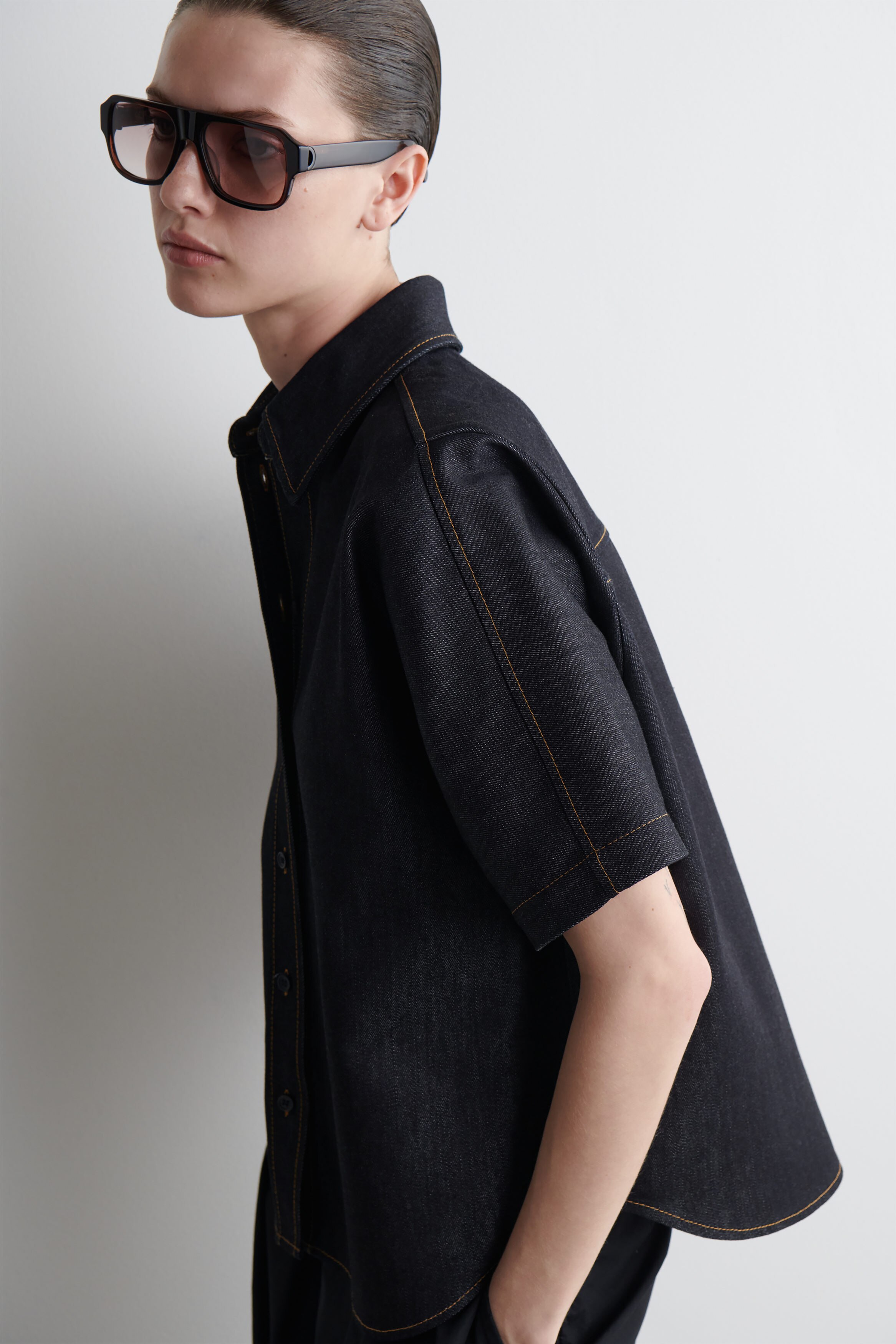 BOXY SHORT-SLEEVED DENIM SHIRT - INDIGO | COS BOXY SHORT-SLEEVED DENIM SHIRT - INDIGO | COS