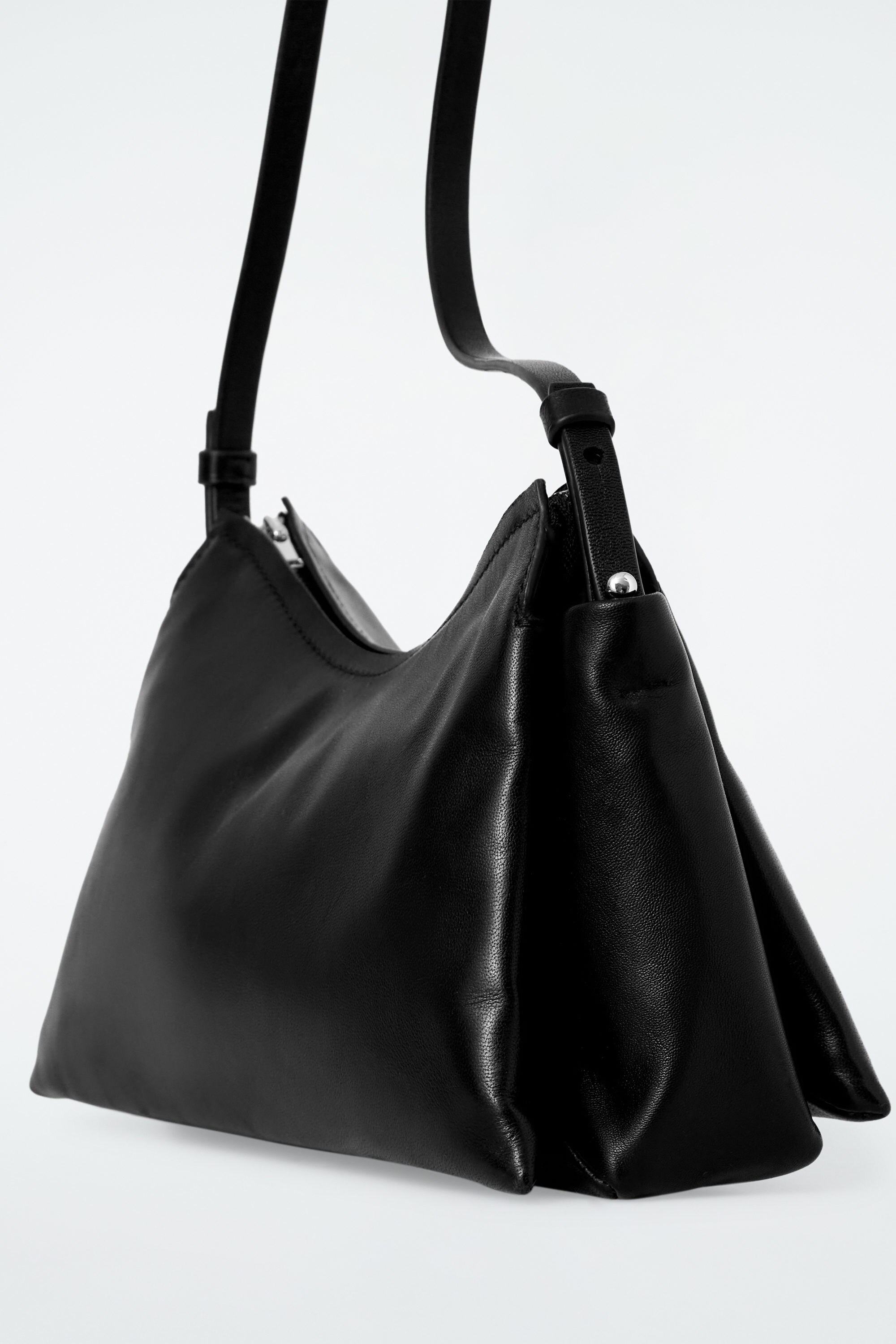 ★美品★　COS　コス　LEATHER　CROSSBODY BAG　ボディバッグ COS レザー クロスボディ クレセント バッグ レザーディテール クロス