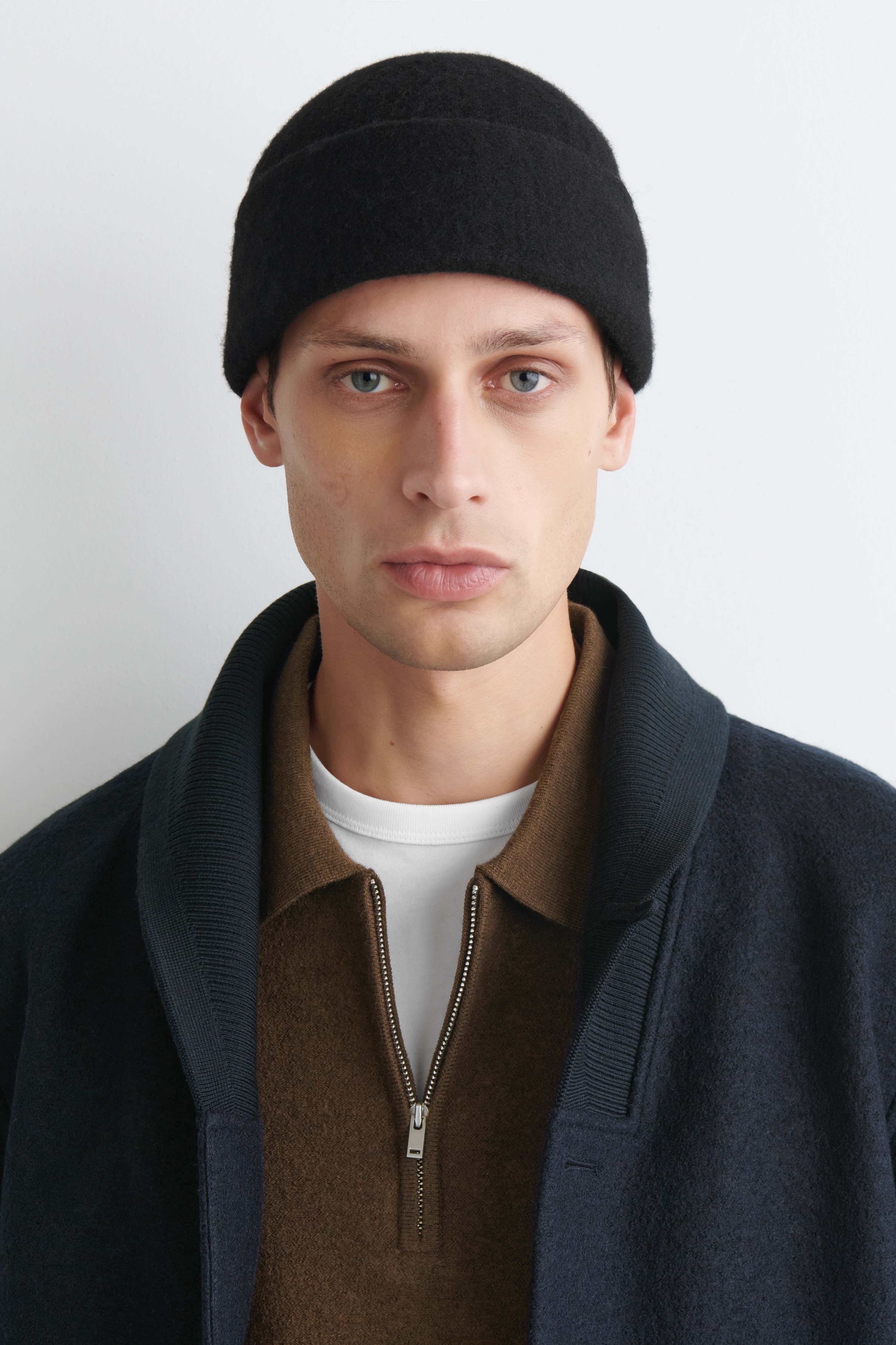 Ciemnoszara filcowana weÅniana czapka beanie jest pokazana od przodu, z zaokrÄglonÄ, kopulastÄ koronÄ i grubym, wywiniÄtym brzegiem. Czapka beanie ma gÄste, teksturowane wykoÅczenie oraz strukturalnÄ konstrukcjÄ.