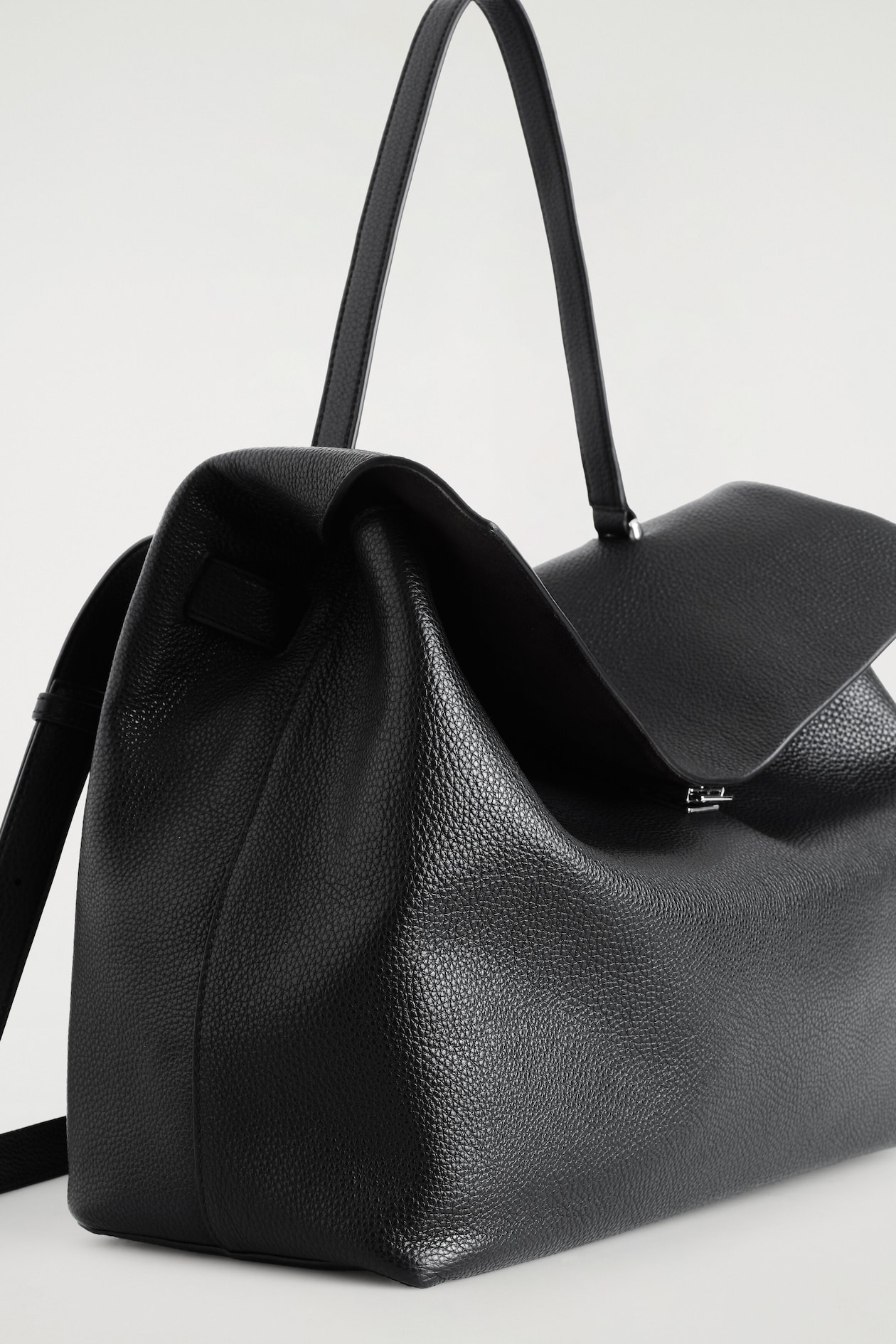 TRULLO OVERSIZED FLAP BAG - LEATHER — BLACK