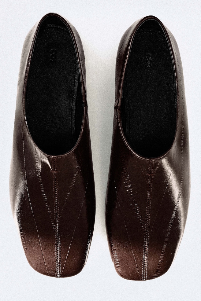 SQUARE-TOE EEL-EFFECT LEATHER FLATS — BROWN