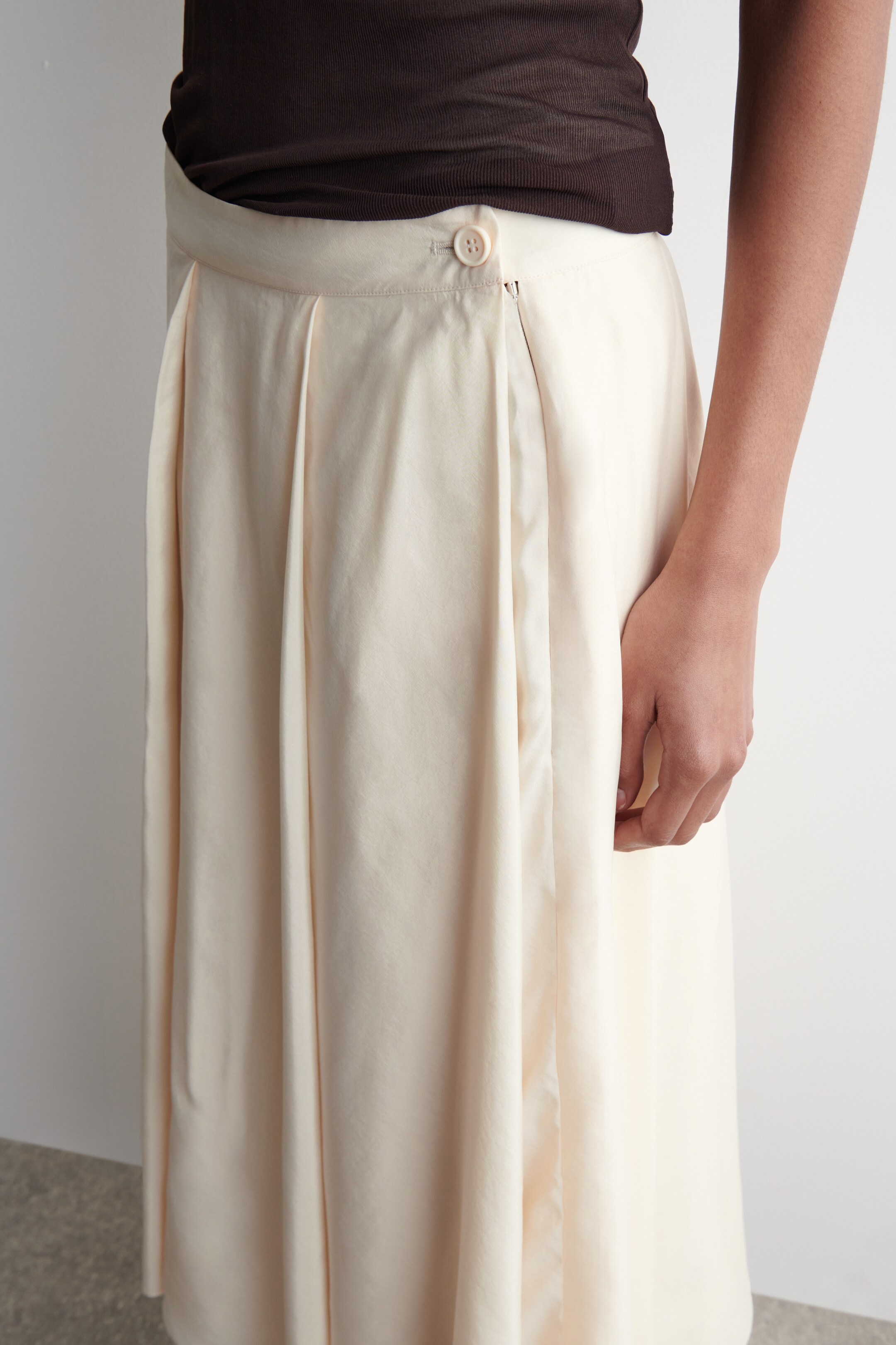 Ver imagen más grande: FALDA MIDI EVASÉ PLISADA - CREMA - MUJER | H&M ES 4