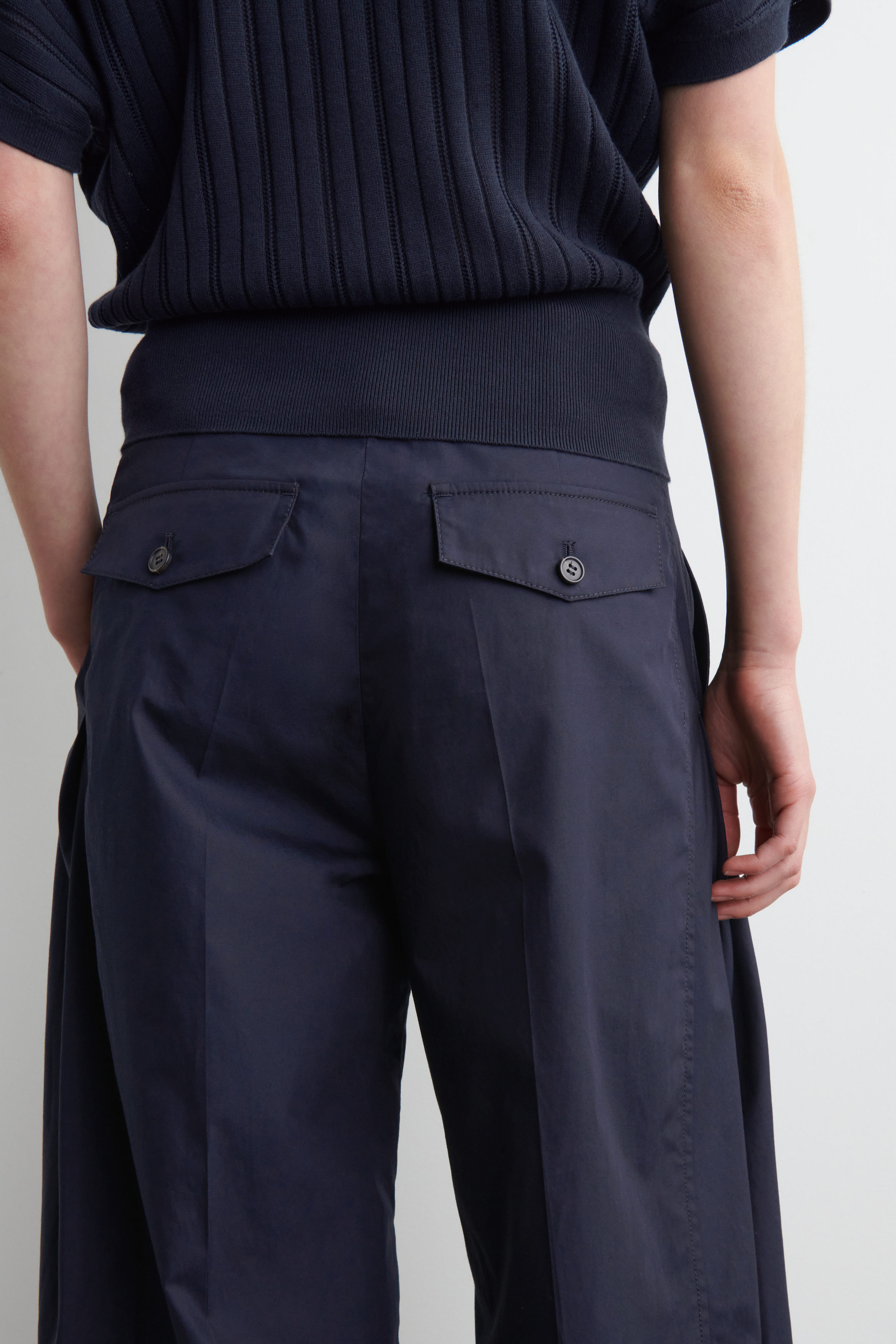新品未使用完売品【COS】BARREL-LEG COTTON TROUSERS PLEATED COTTON BARREL-LEG TROUSERS - NAVY | COS