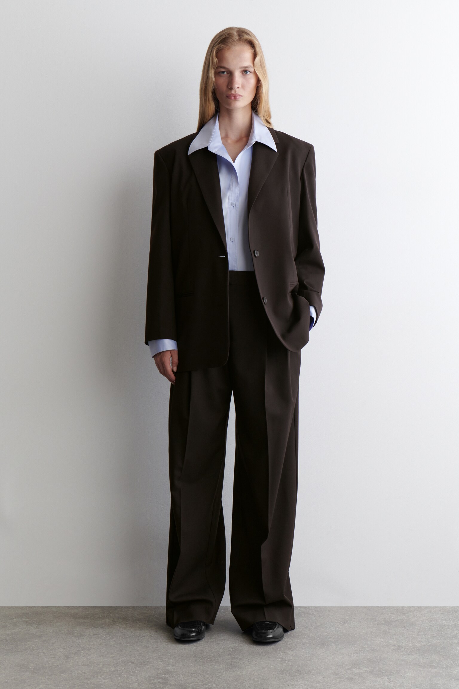 LOCKERE HOSE AUS TWILL MIT WEITEM BEIN - DUNKELBRAUN/SCHWARZ - 5