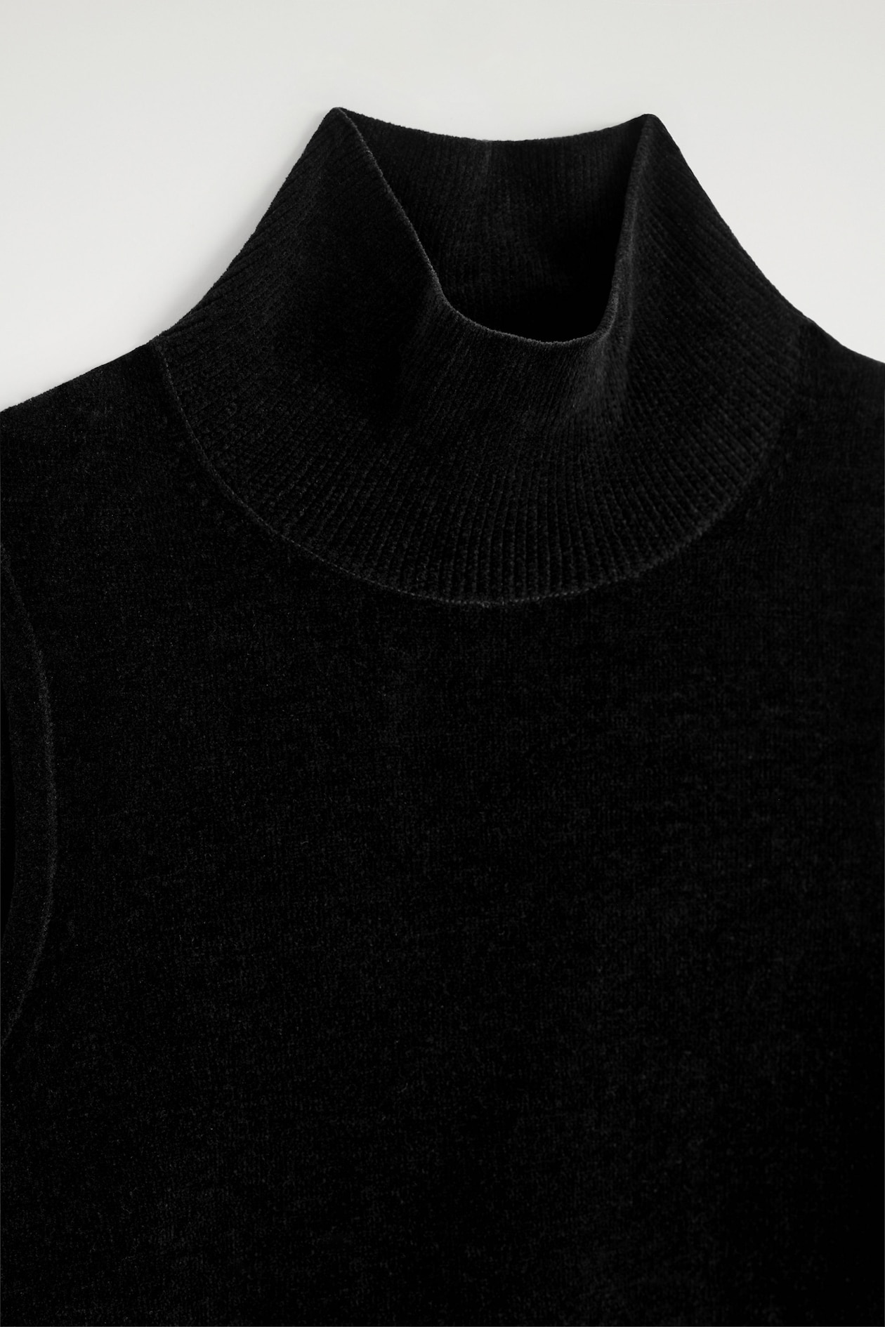 CHENILLE MOCK-NECK VEST — BLACK