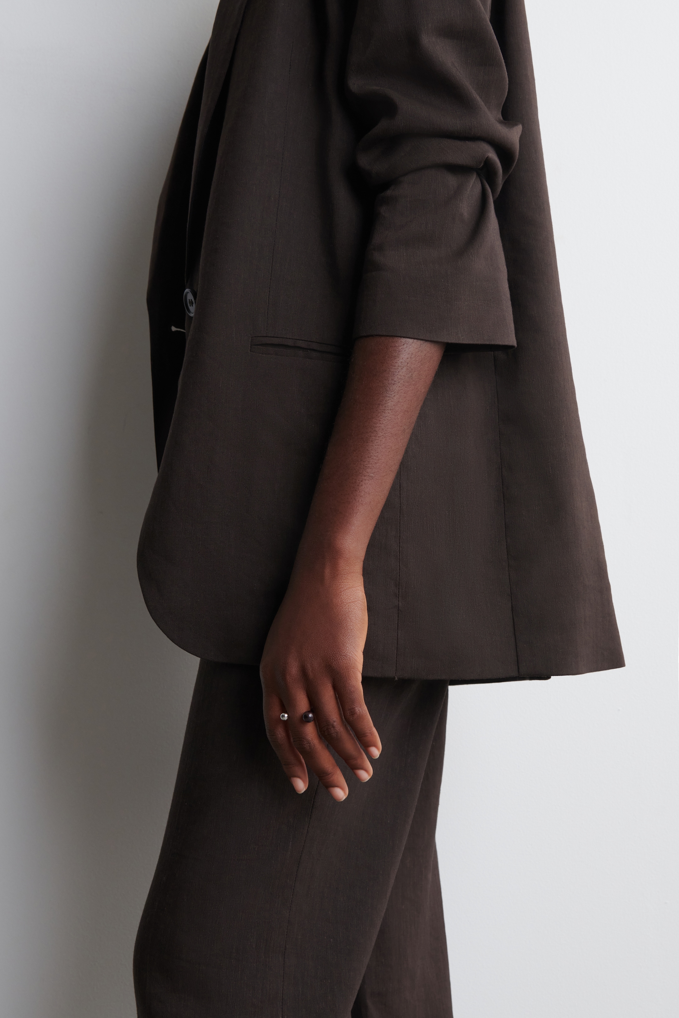 Zobrazit větší obrázek: PRSTEN S PLUJÍCÍM GLOBEM - TMAVĚ HNĚDÁ / STŘÍBRNÁ - ŽENY | H&M CZ 1