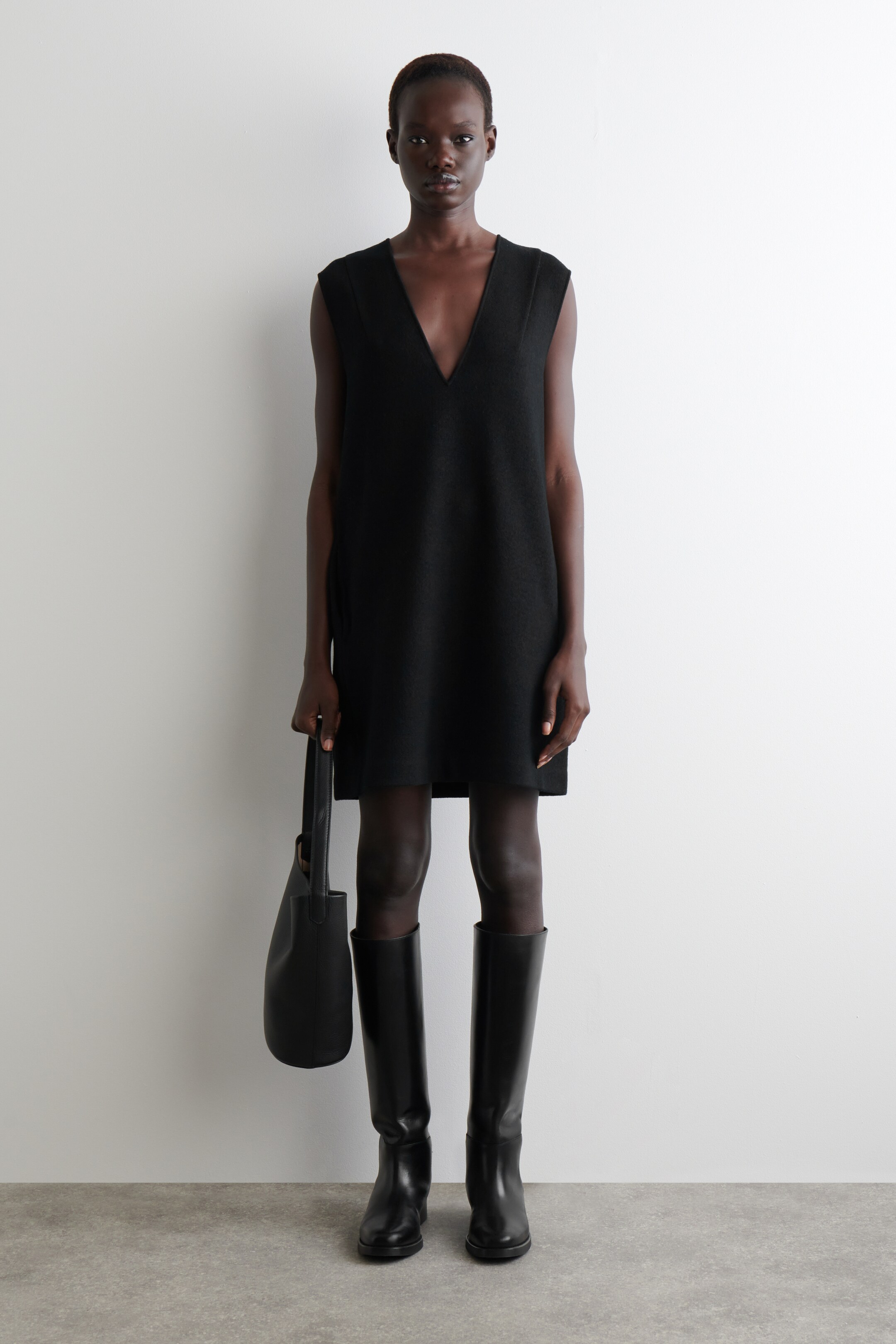Nagyobb kép megtekintése: BOILED WOOL V-NECK MINI DRESS - FEKETE - NŐI | H&M HU 1