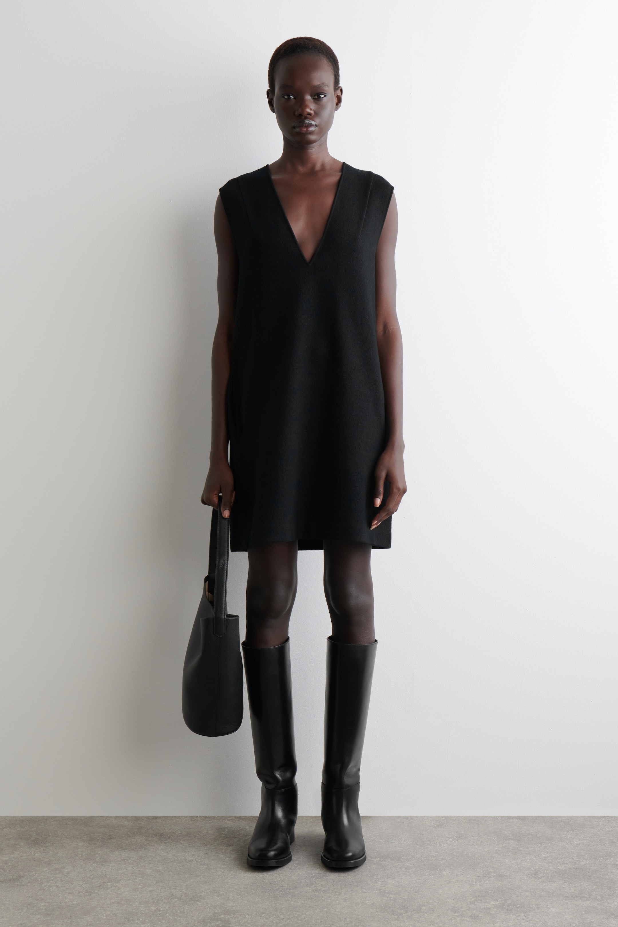 Größeres Bild anzeigen: MINIKLEID AUS KOCHWOLLE MIT V-AUSSCHNITT - SCHWARZ - Ladies | H&M AT 1