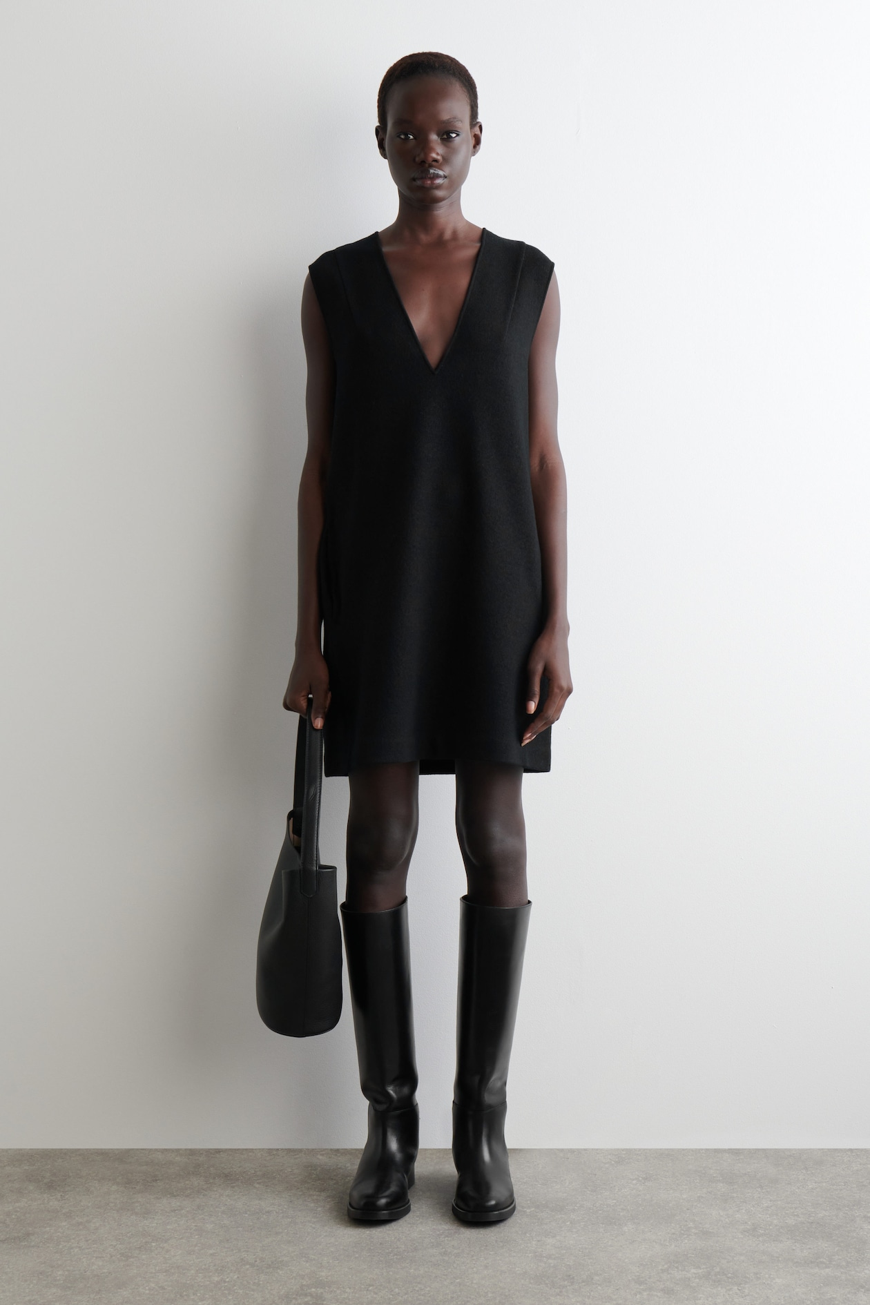 ROBE COURTE À ENCOLURE EN V EN LAINE BOUILLIE - NOIR | COS FR