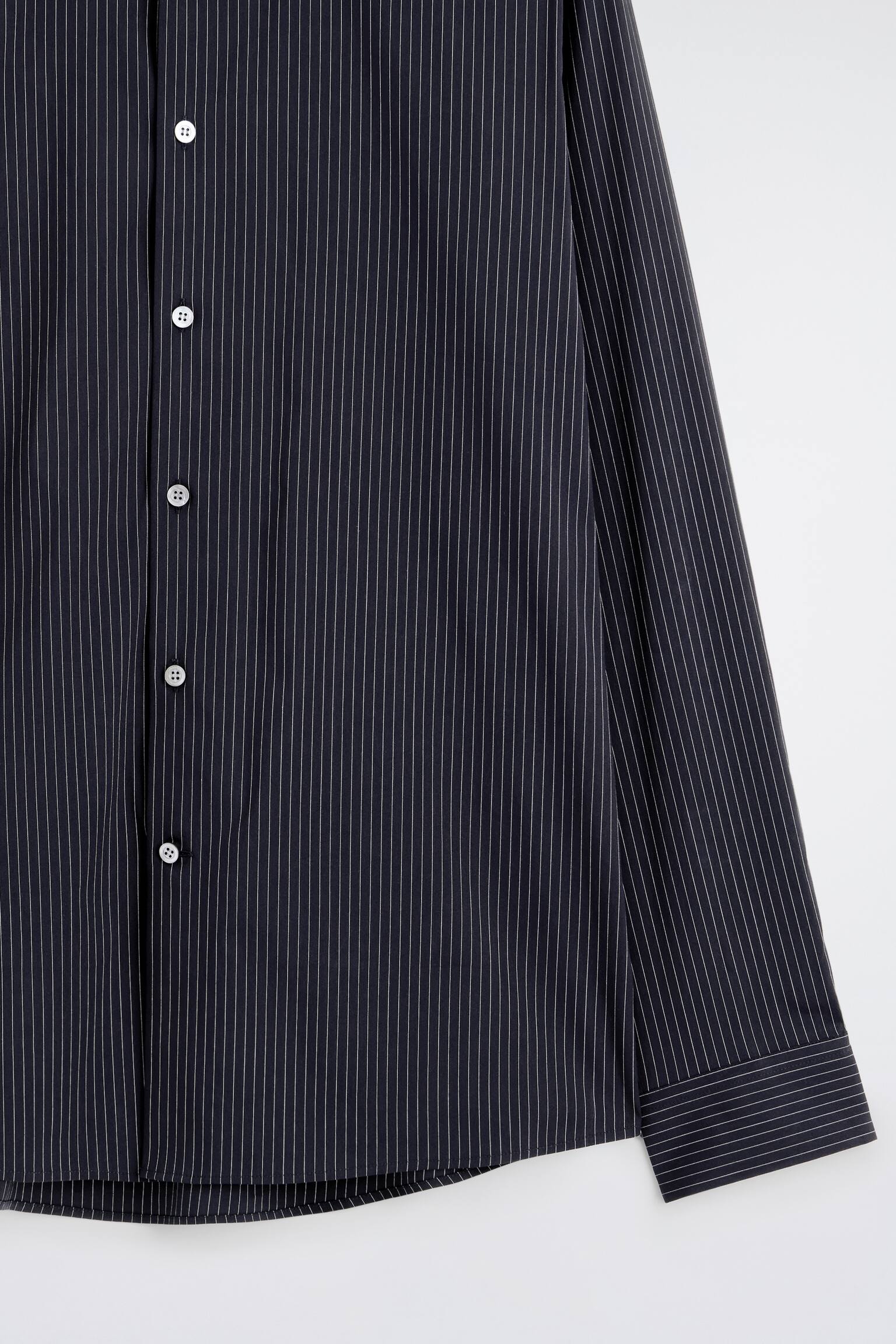 SKRÄDDAD SKJORTA I BOMULLSPOPLIN - MARINBLÅ/KRITSTRECKSRANDIG/VIT - 5