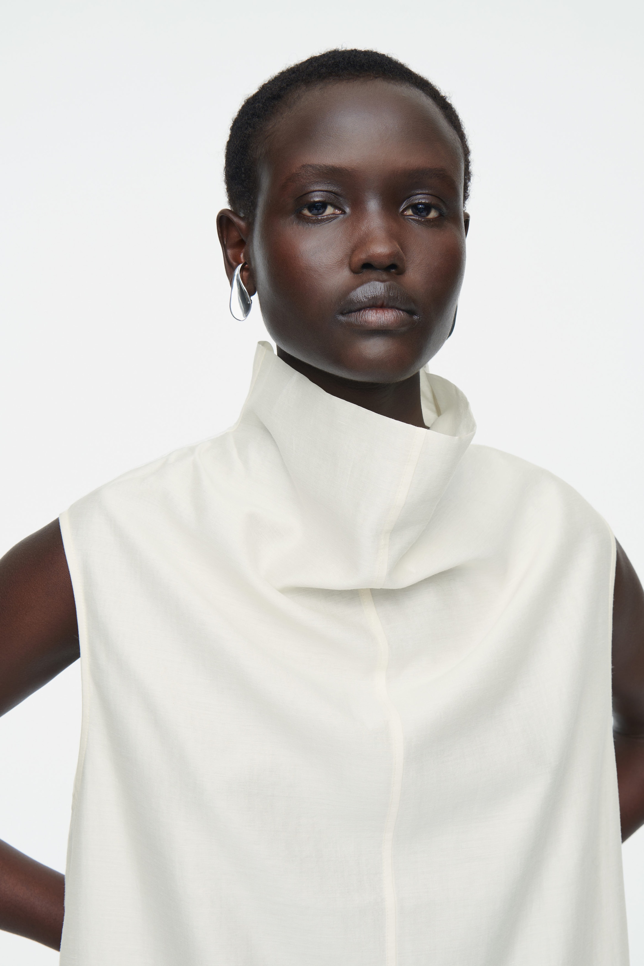 FUNNEL-NECK SLEEVELESS BLOUSE