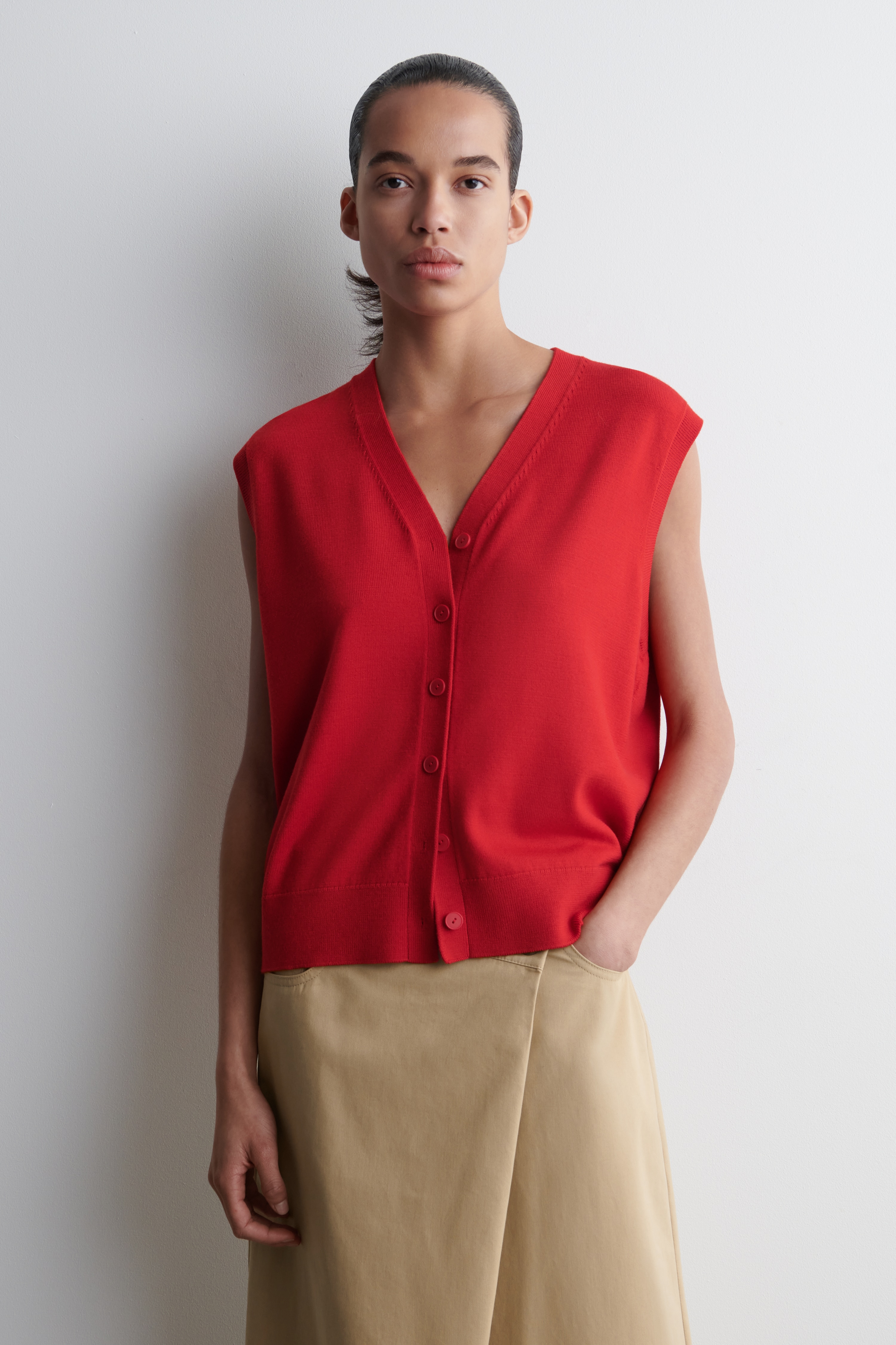 V- výstrih v tvare V, vlnená vesta z merino vlny - ČERVENÁ
