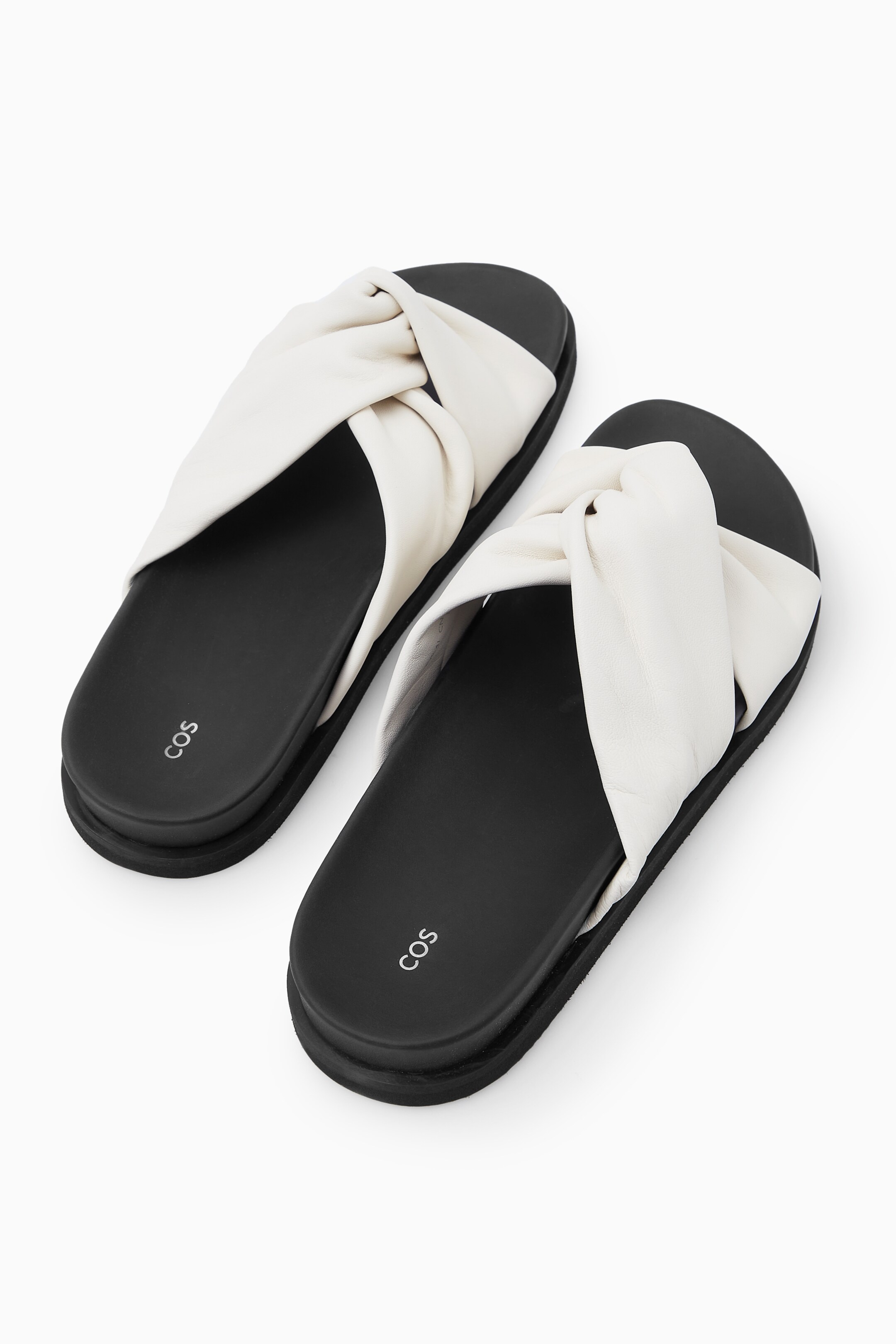 Grösseres Bild ansehen: LEDER-PANTOLETTEN MIT ÜBERKREUZTEN RIEMEN - WEISS - DAMEN | H&M CH 2