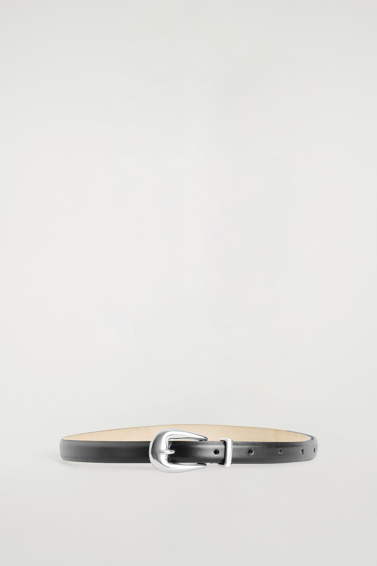 SCULPTED-BUCKLE LEATHER BELT — BLACK / SILVER