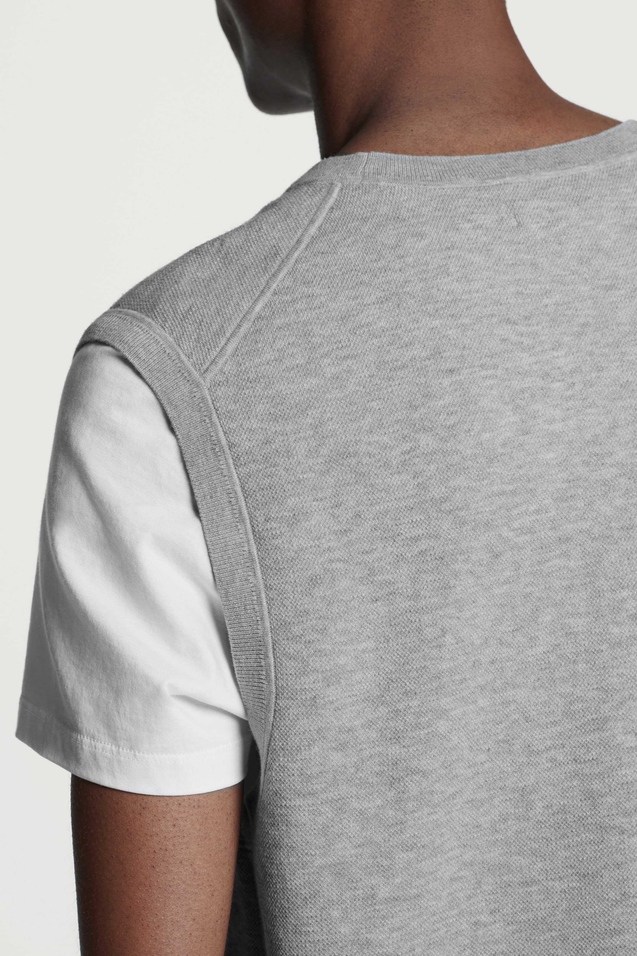 Grotere afbeelding bekijken: DUBBELZIJDIG GEBREID TANKTOP - GRIJS MÉLANGE - HEREN | H&M BE 5
