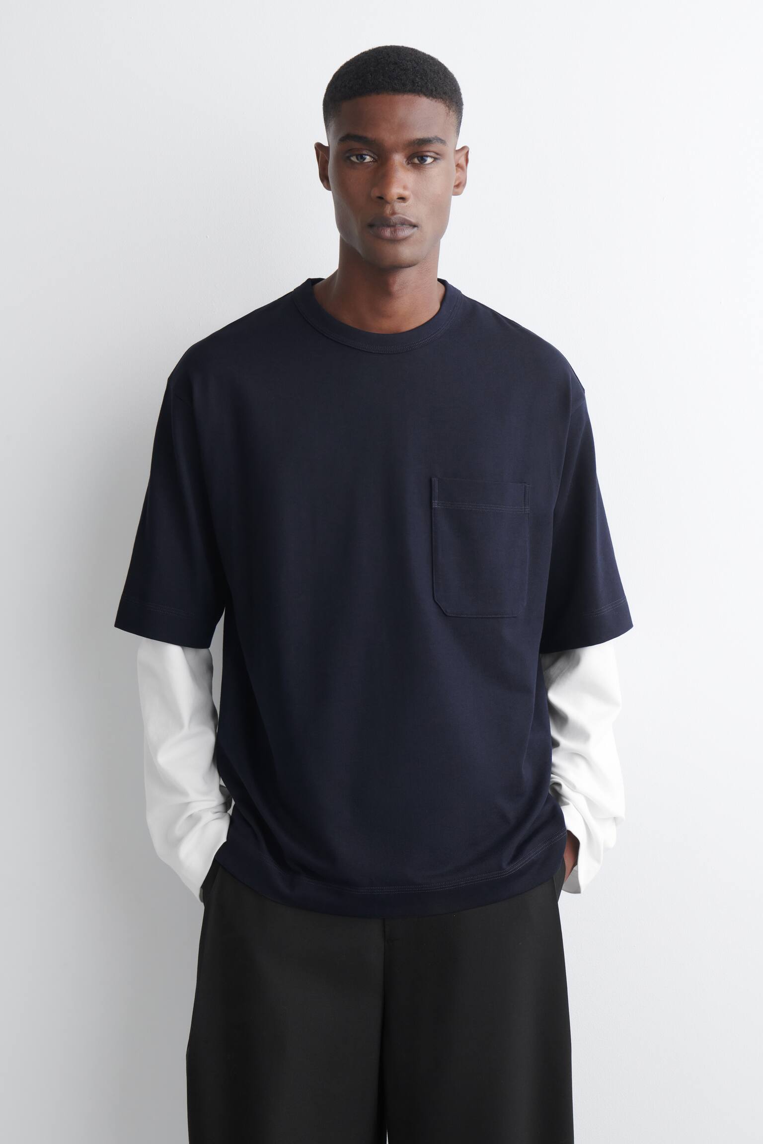 DAS STRAPAZIERFÄHIGE T-SHIRT - NAVYBLAU/SCHWARZ/KHAKI/SCHWARZ/GESTREIFT/WEISS/HELLBLAU - 1
