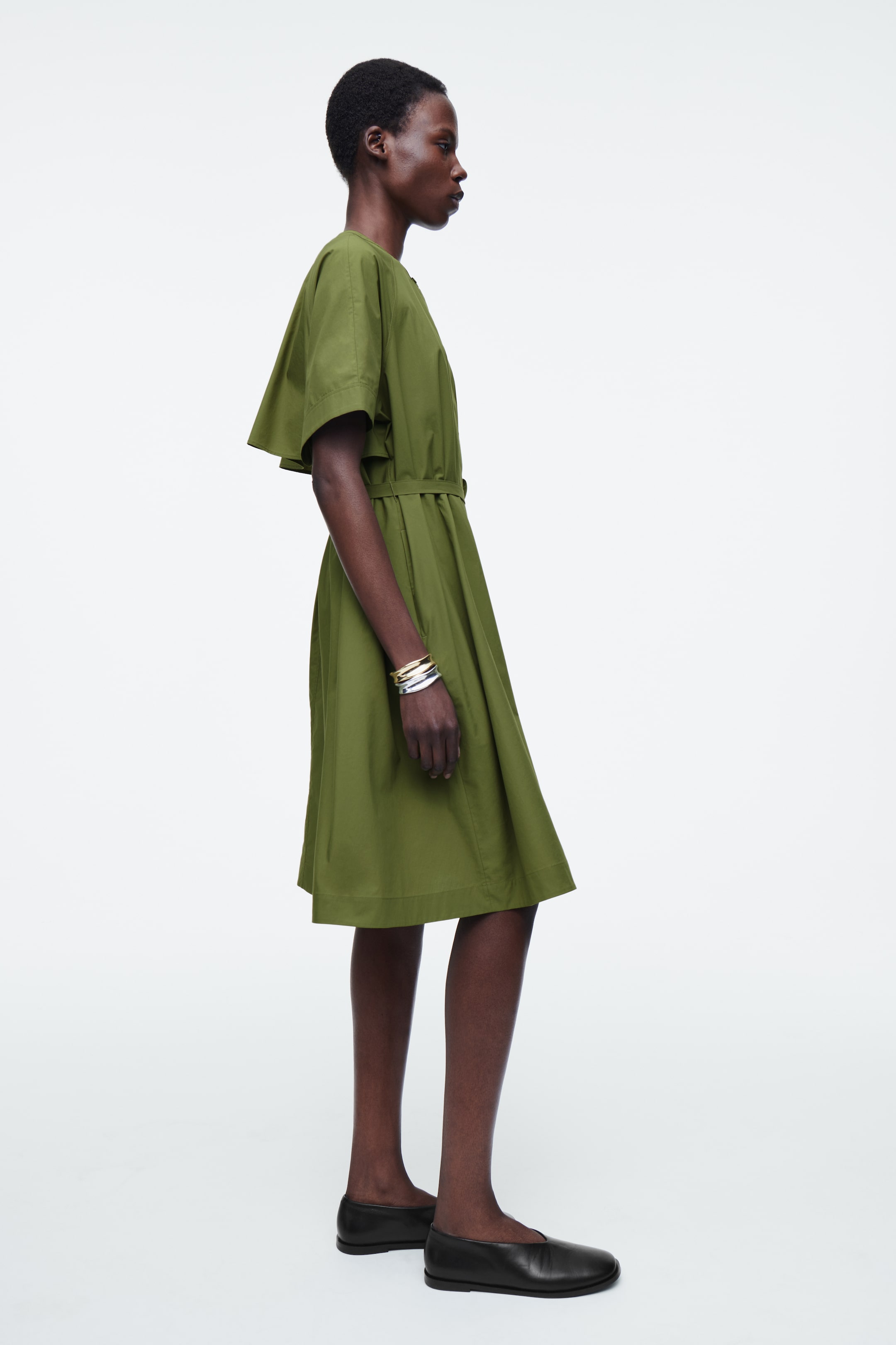 Visa större bild: MIDIKLÄNNING I BOMULL MED RAGLANÄRM - KHAKI - DAM | H&M SE 3