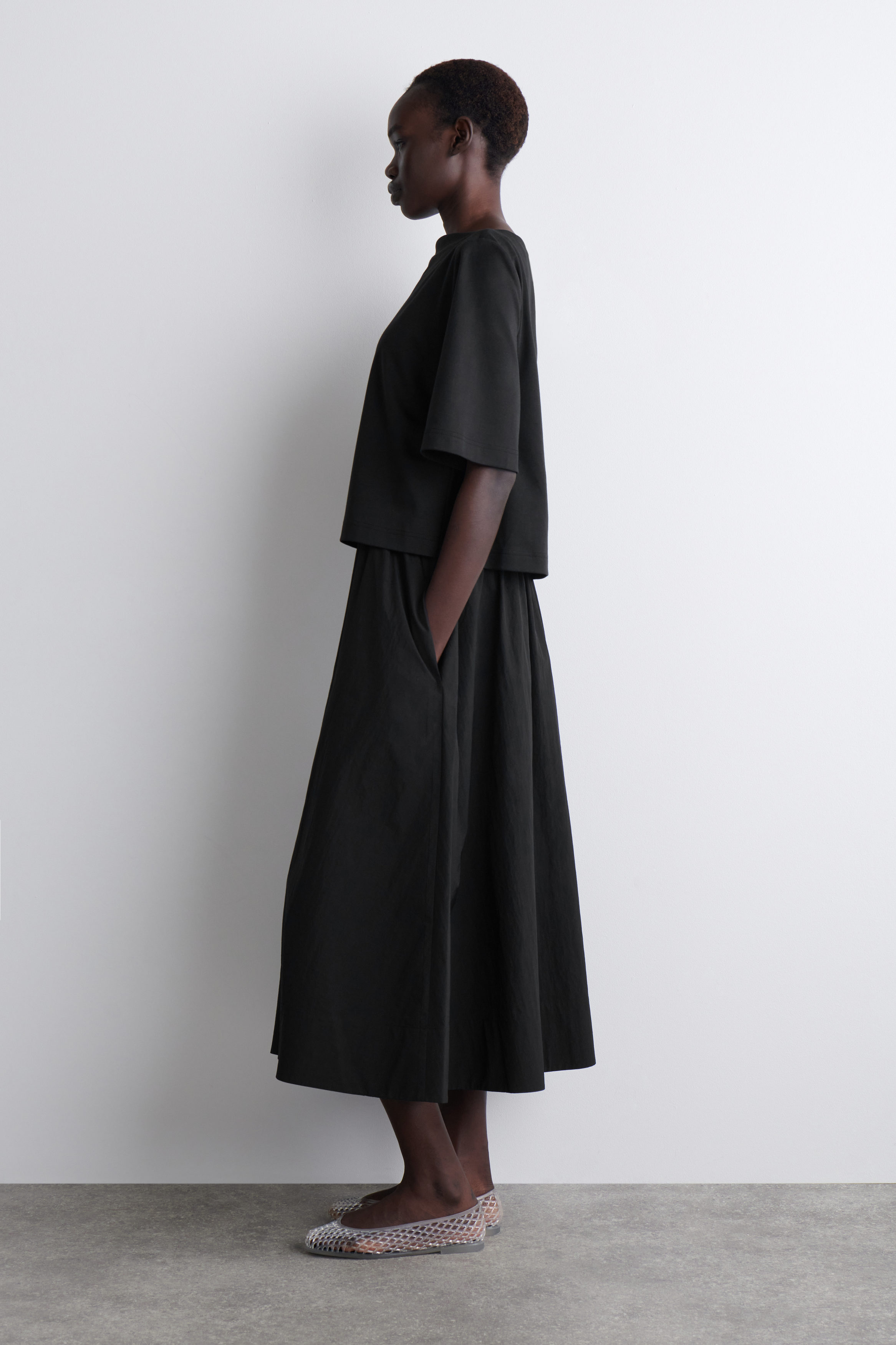オールインワン・サロペット Peserico Classic Black Midi Dress Asymmetrical midi dress in light linen | Peserico US