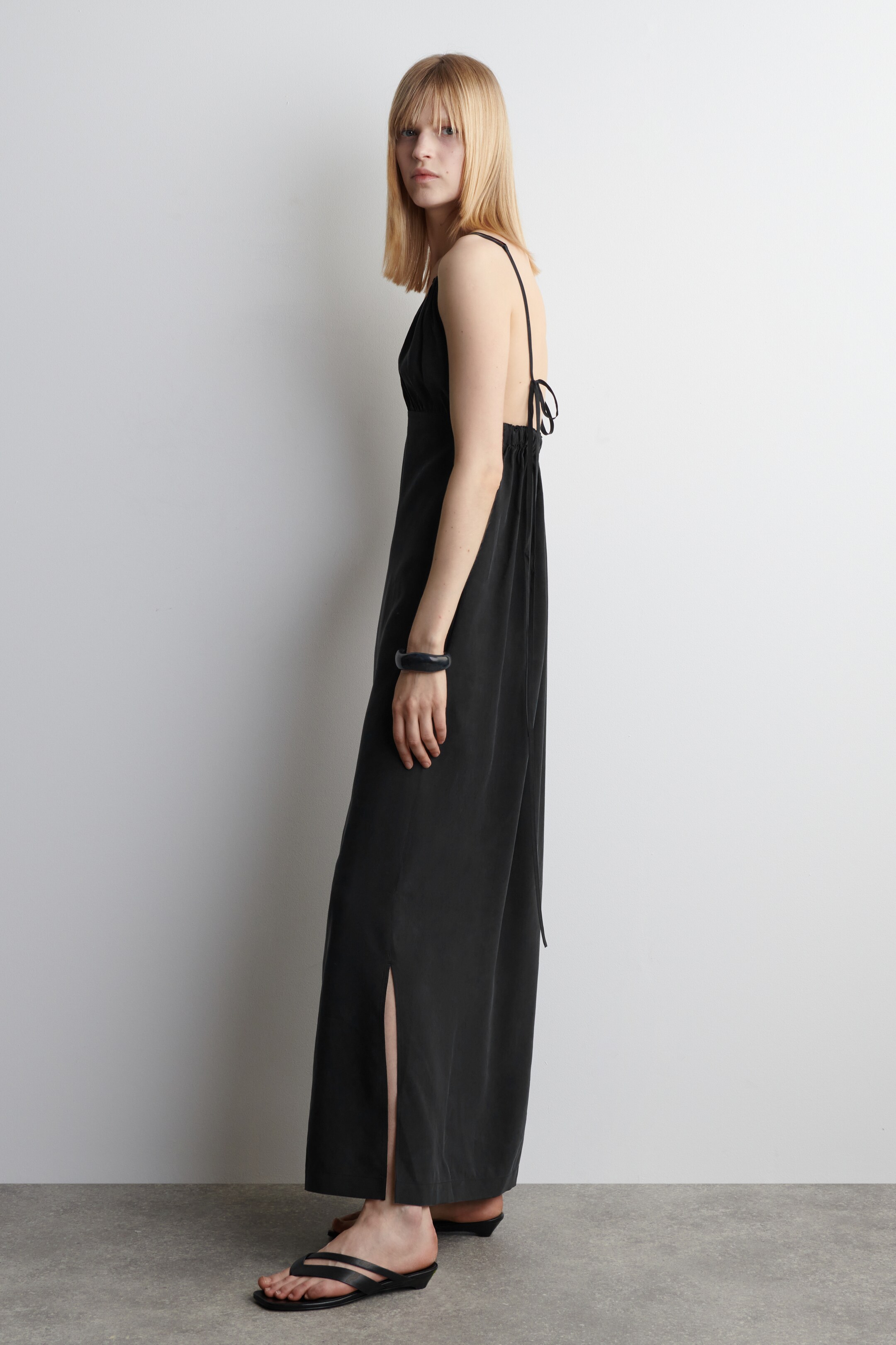 Vezi imaginea mai mare: ROCHIE MAXI CU DECOLTEU ÎN V ȘI ADUNĂTURI - NEGRU SPĂLAT - FEMEI | H&M RO 2