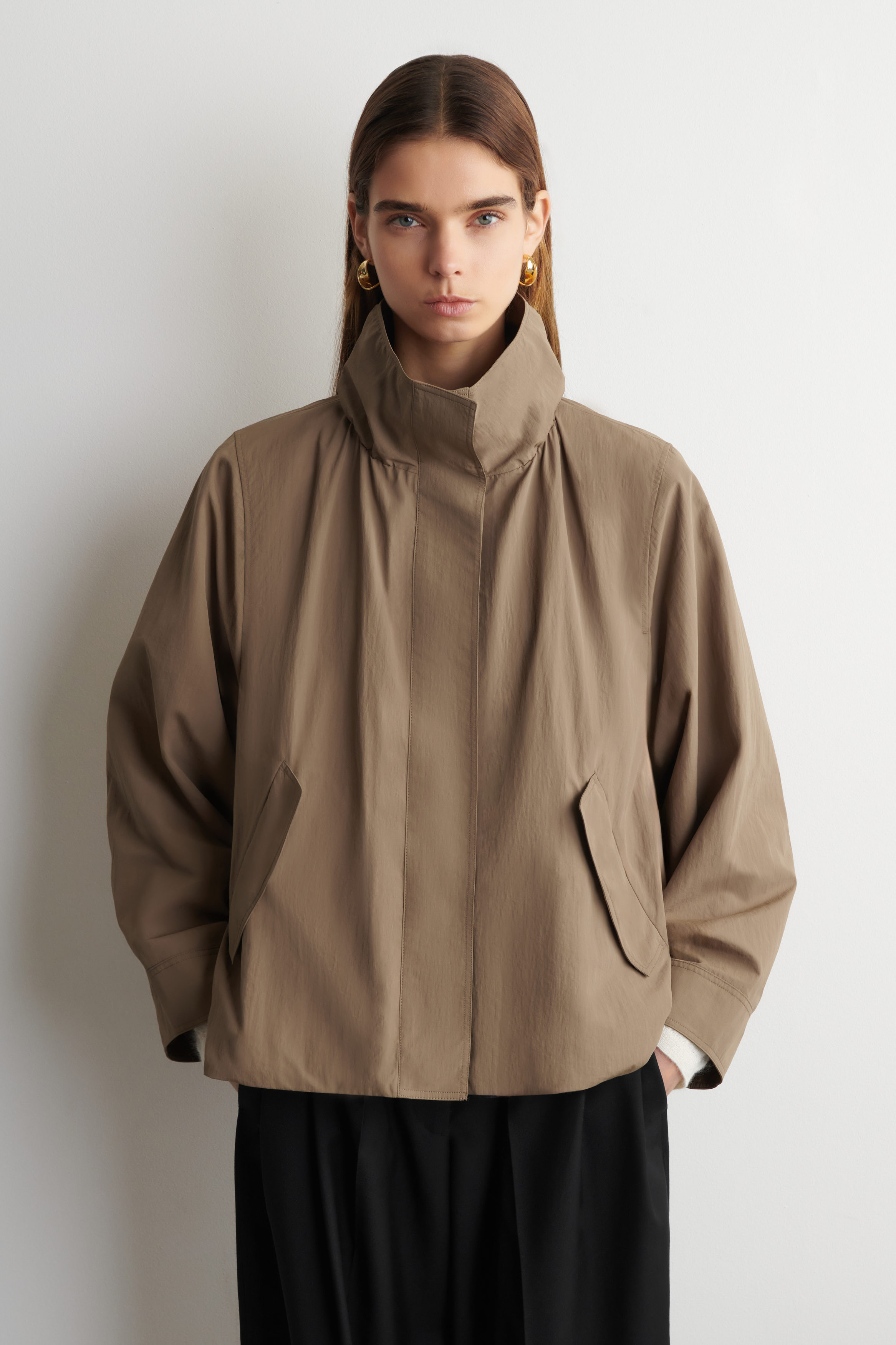JACKE AUS NYLON MIT STEHKRAGEN - BEIGE | COS