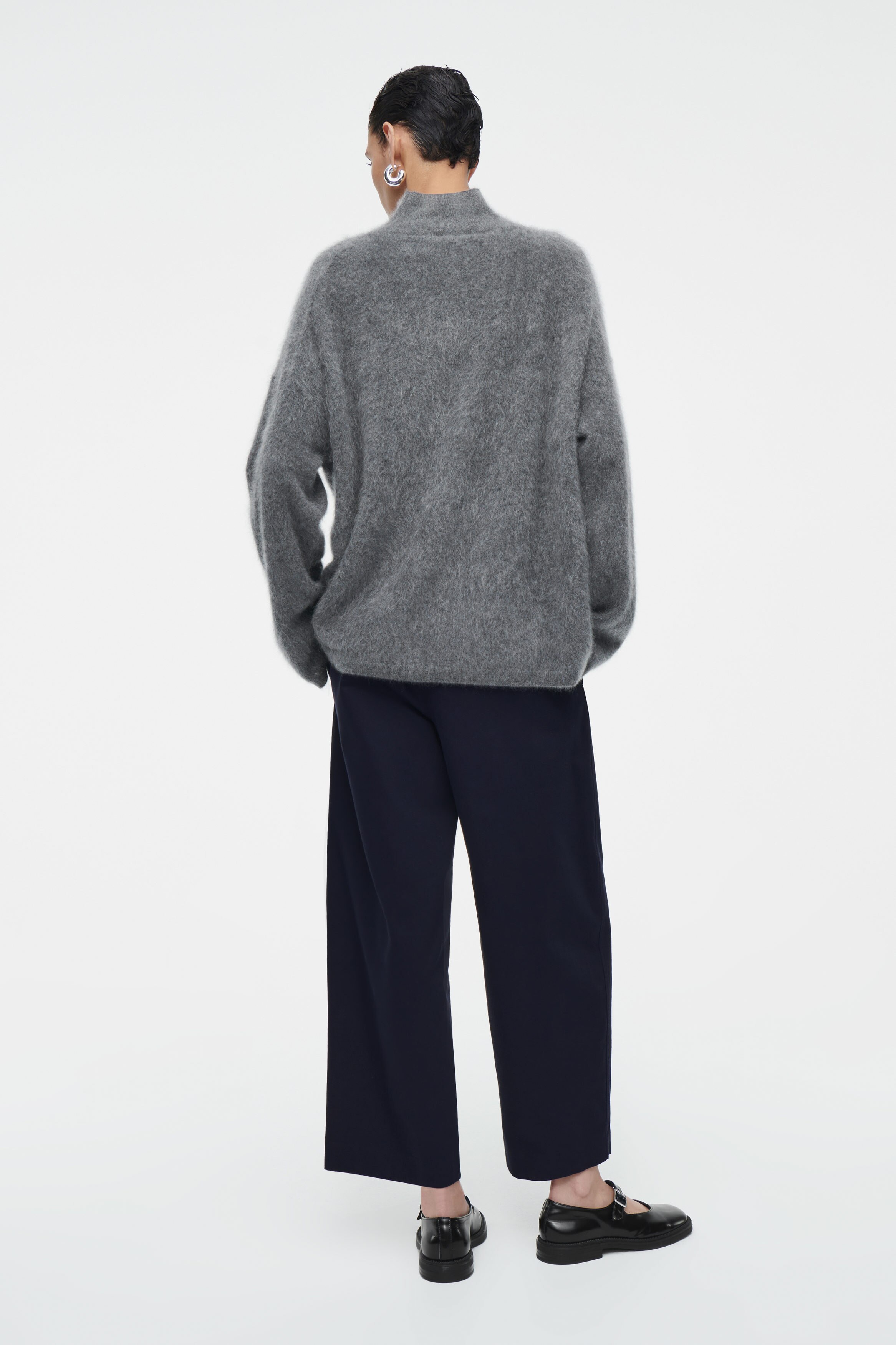 SPODNIE CHINO Z NOGAWKAMI TYPU BARREL - GRANATOWY | COS