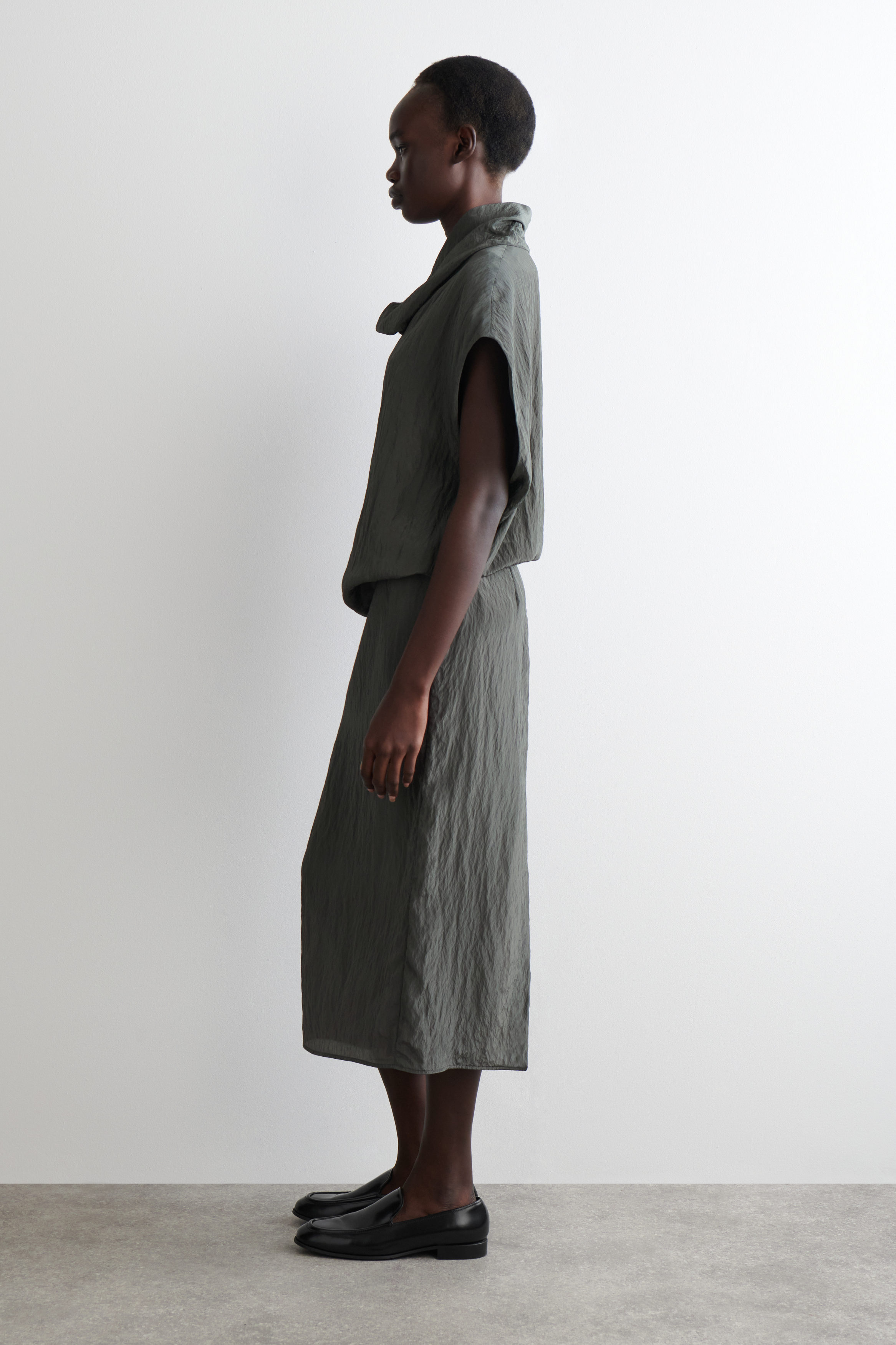 CRINKLED-SATIN PENCIL SKIRT - STEEL | COS