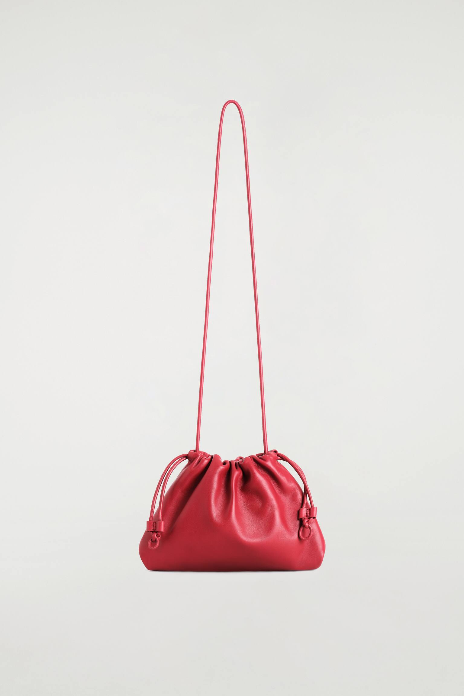 Î Mini Cavatelli Clutch Bag Î±ÏÏ ÎºÏÎºÎºÎ¹Î½Î¿ Î´Î­ÏÎ¼Î± ÎµÎ¼ÏÎ±Î½Î¯Î¶ÎµÏÎ±Î¹ Î±ÏÏ Î¼ÏÏÎ¿ÏÏÎ¬, Î±Î½Î±Î´ÎµÎ¹ÎºÎ½ÏÎ¿Î½ÏÎ±Ï Î¼Î¹Î± Î±ÏÎ±Î»Î®, ÏÎ¿ÏÏÎ± ÏÎ¹Î»Î¿ÏÎ­ÏÎ± Î¼Îµ ÎºÎ»ÎµÎ¯ÏÎ¹Î¼Î¿ ÏÏÎ¿ ÎµÏÎ¬Î½Ï Î¼Î­ÏÎ¿Ï ÏÏÏÎ¿Ï ÎºÎ¿ÏÎ´ÏÎ½Î¹. ÎÏÎ­Î¼ÎµÏÎ±Î¹ Î±ÏÏ Î­Î½Î±Î½ Î¼Î±ÎºÏÏ, Î»ÎµÏÏÏ, ÏÎµ ÏÎ±Î¹ÏÎ¹Î±ÏÏÏ Î´Î­ÏÎ¼Î±, Î¹Î¼Î¬Î½ÏÎ± ÏÎ¼Î¿Ï, Î¼Îµ Î»ÎµÏÏÎ¿Î¼Î­ÏÎµÎ¹ÎµÏ Î±ÏÏ Î´ÎµÏÎ¼Î¬ÏÎ¹Î½Î± ÎºÎ¿ÏÎ´ÏÎ½Î¹Î± ÏÎµ Î¸Î·Î»Î¹Î­Ï ÏÎµ ÎºÎ¬Î¸Îµ ÏÎ»ÎµÏÏÎ¬. - 1