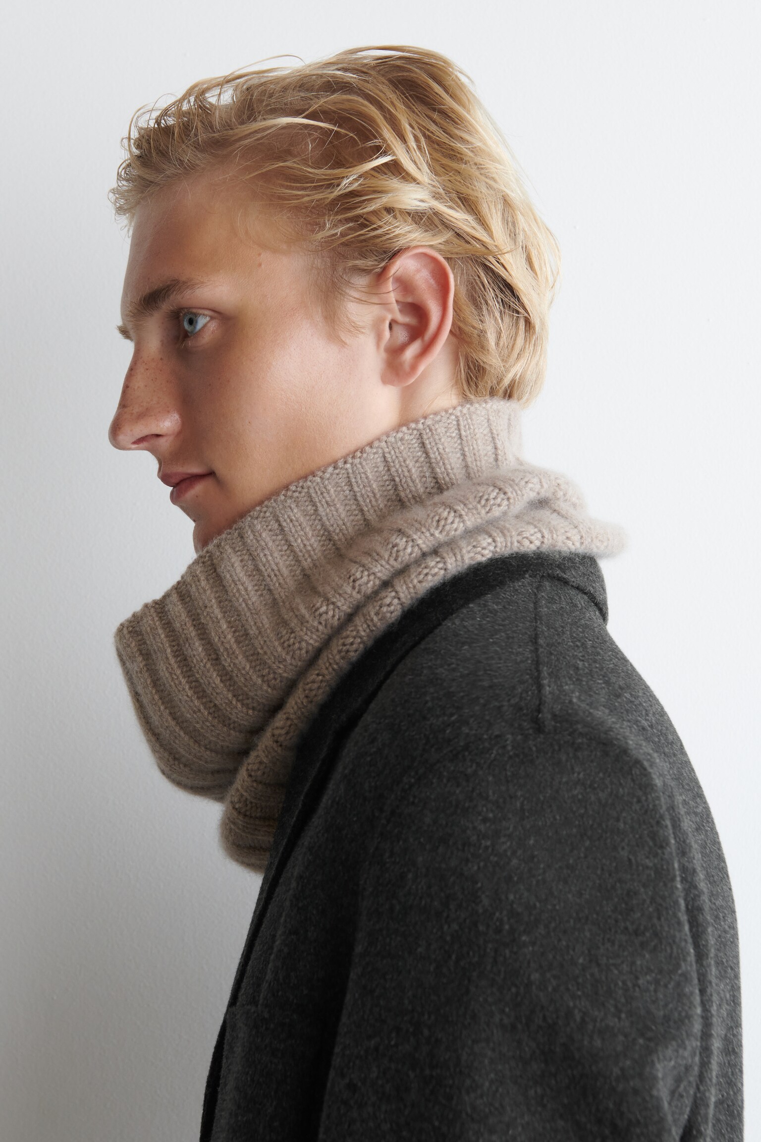 CHUNKY RIBBED CASHMERE SNOOD - BEIGE - 3